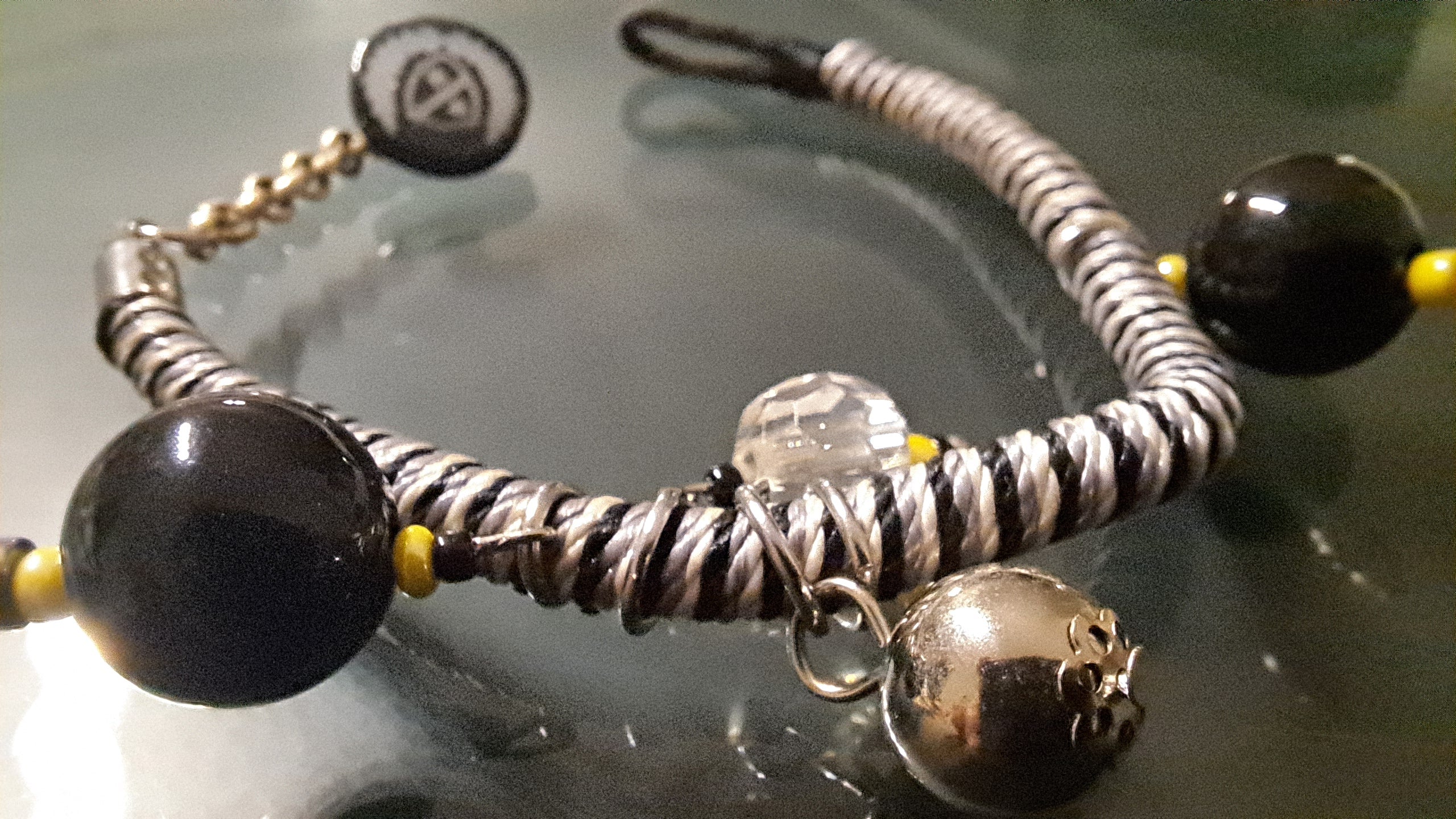 Χειροποίητο Βραχιόλι με Μαύρες & Ασημί Χάντρες και Κίτρινες Λεπτομέρειες | kallαίσθησις