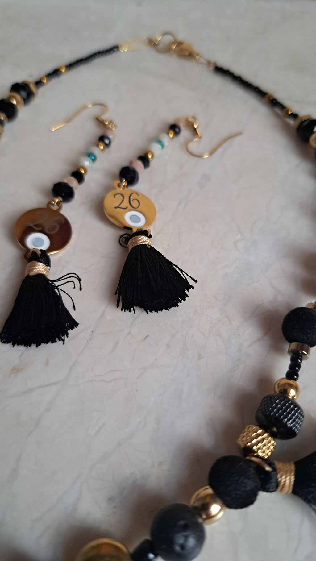 Σετ Κολιέ & Σκουλαρίκια “26” σε Μαύρο & Χρυσό με Φουντίτσες | Kallαίσθησις