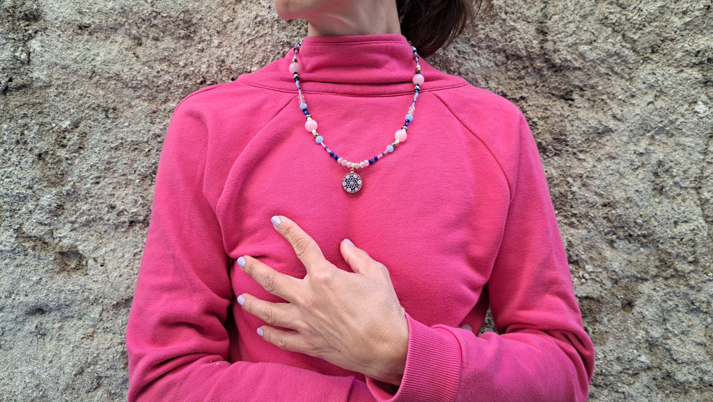 Κολιέ με ροζ και μπλε χάντρες & στρογγυλό μοτίφ | kallαίσθησις