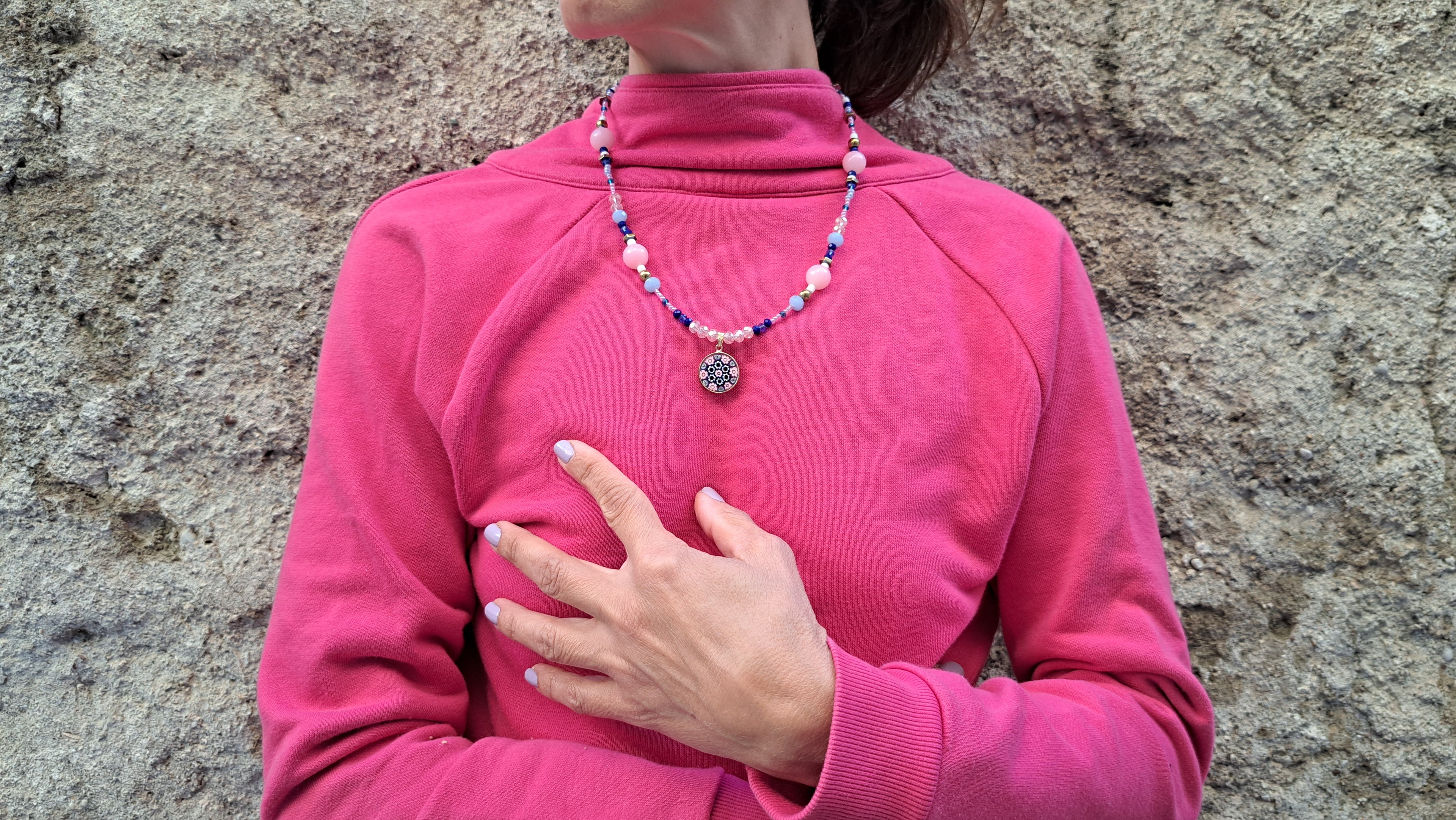 Κολιέ με ροζ και μπλε χάντρες & στρογγυλό μοτίφ | kallαίσθησις