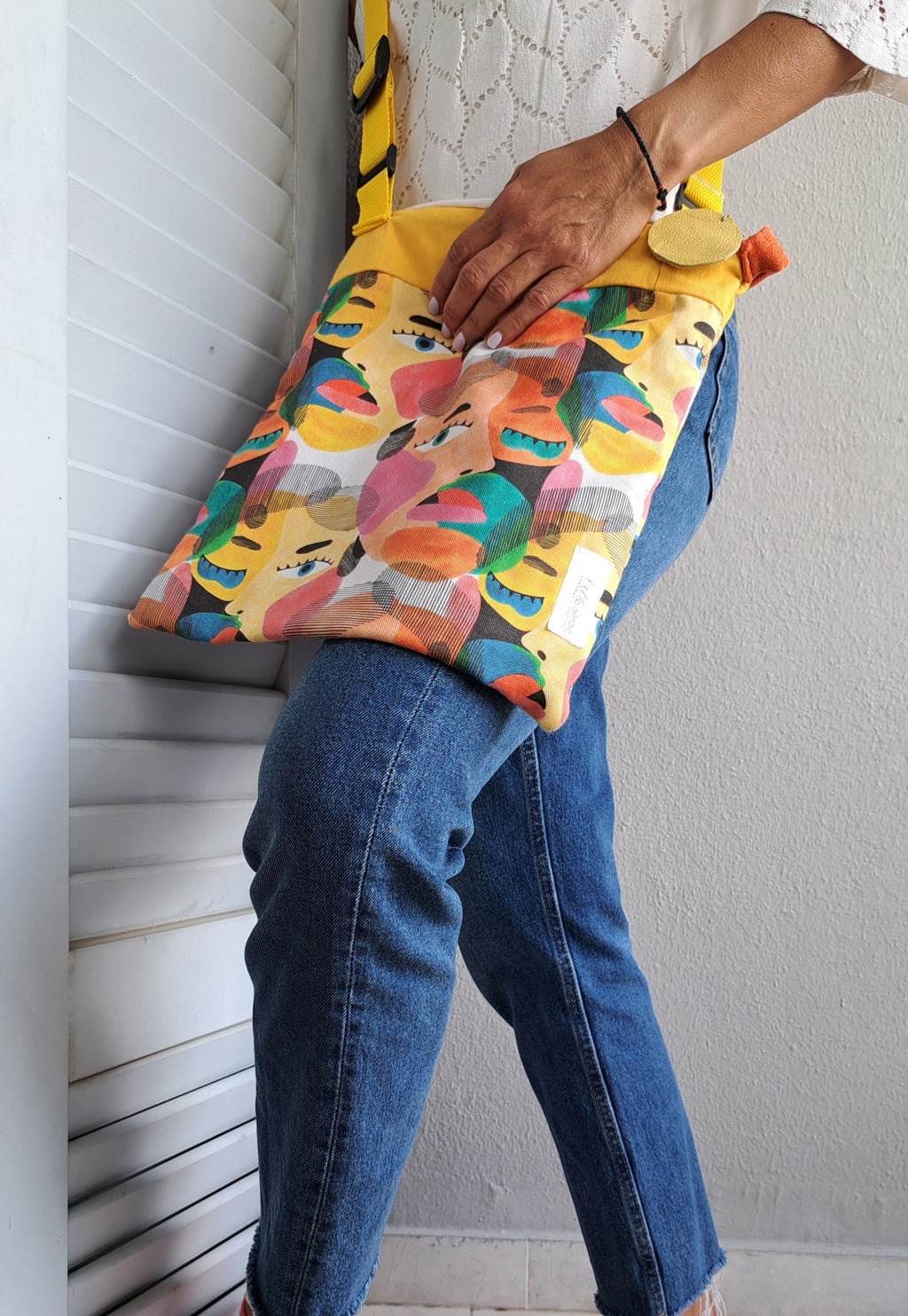 Τσάντα ώμου με πολύχρωμα αφηρημένα πρόσωπα & κίτρινο ιμάντα | kallαίσθησις