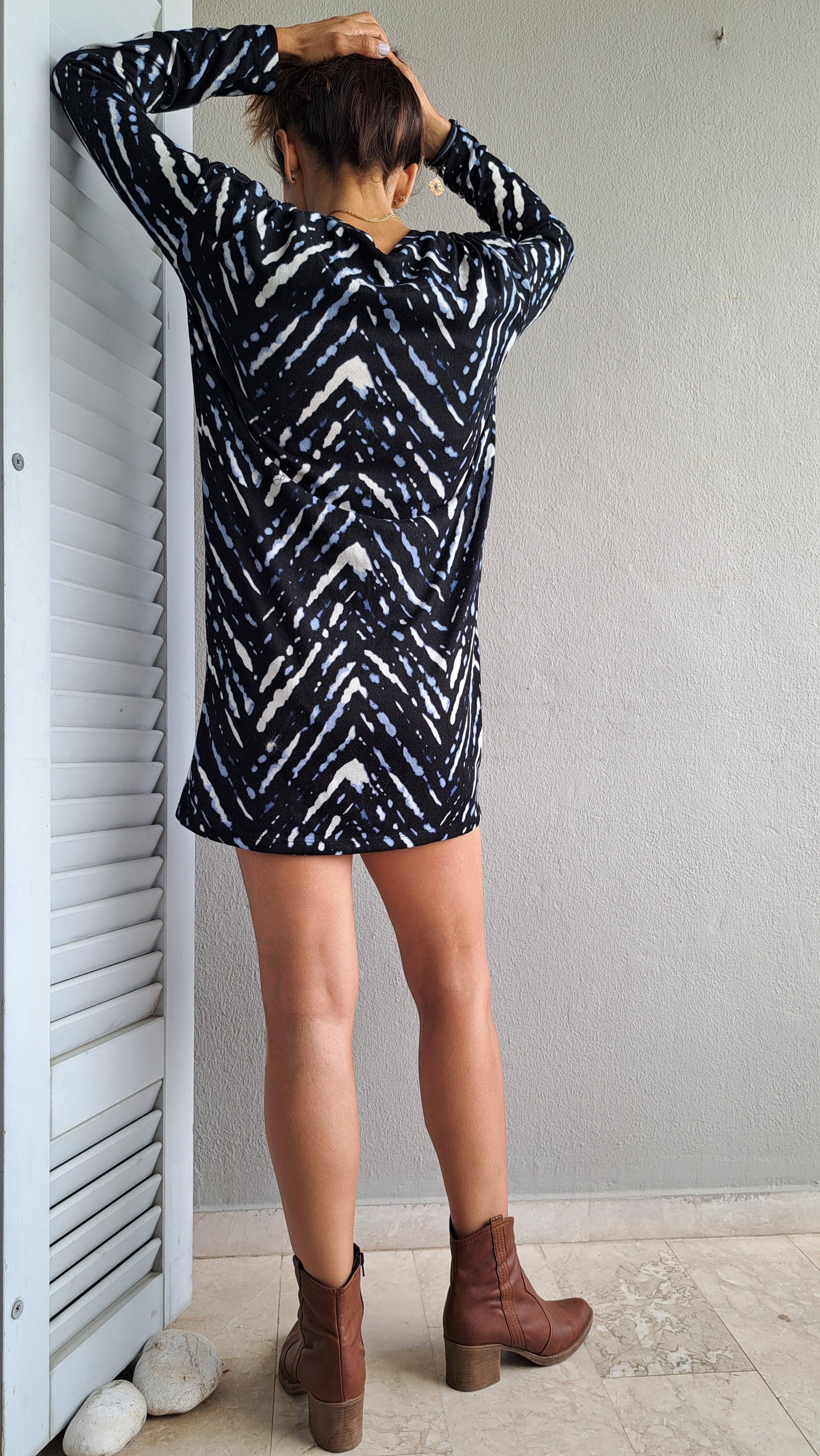 Μίνι φόρεμα με κεντητές λεπτομέρειες & γαλάζιες πέτρες | kallαίσθησις