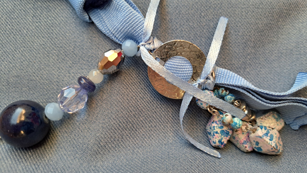 Κολιέ με μπλε χάντρες & σατέν κορδέλες | kallαίσθησις