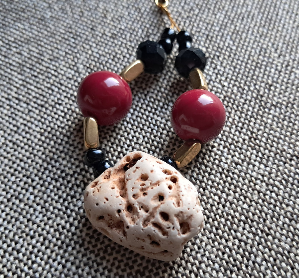 Σκουλαρίκια με φυσικό πέτρωμα και κόκκινες χάντρες | kallαίσθησις