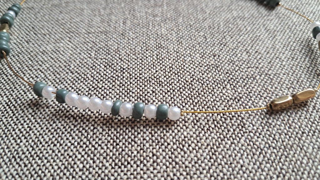 Κολιέ με πράσινες και περλέ χάντρες & χρυσές λεπτομέρειες | kallαίσθησις