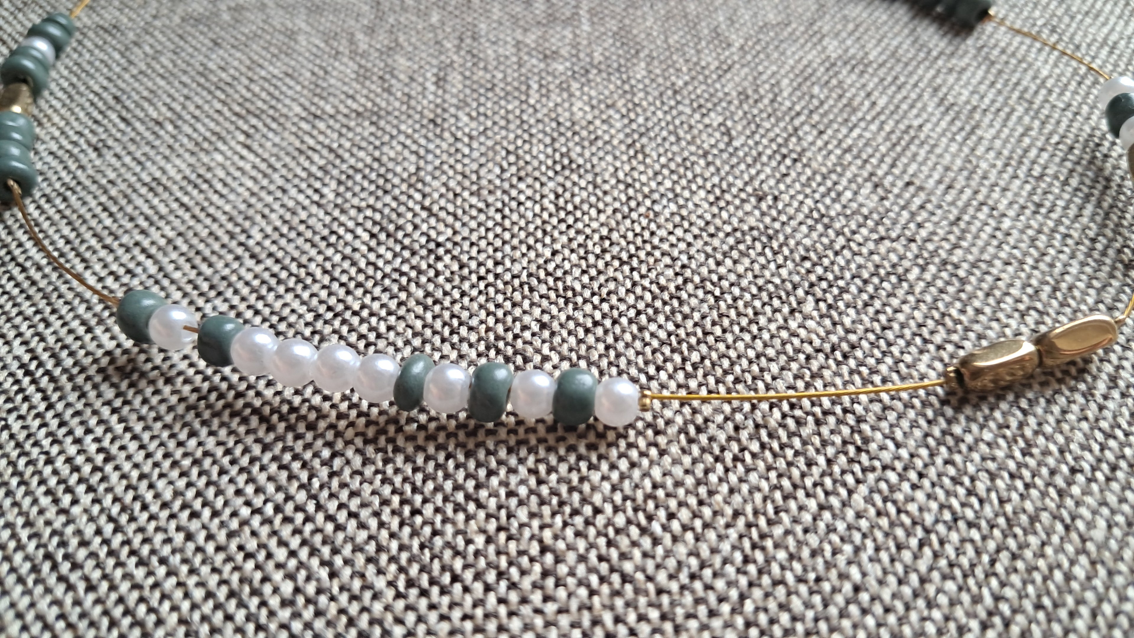 Κολιέ με πράσινες και περλέ χάντρες & χρυσές λεπτομέρειες | kallαίσθησις