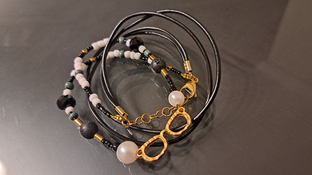 Χειροποίητο Βραχιόλι με Μαύρο Κορδόνι & Χρυσά Γυαλάκια | kallαίσθησις
