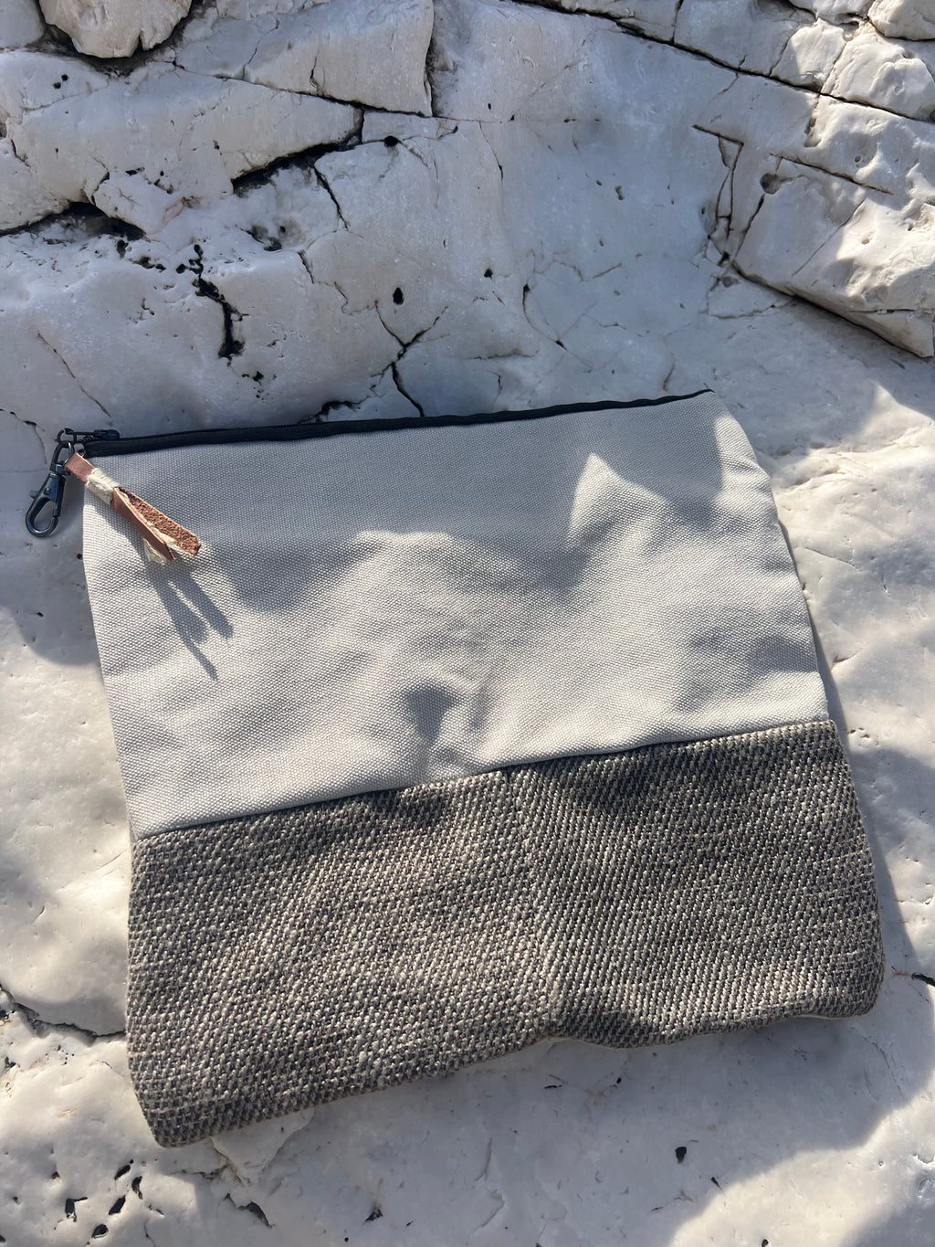 Χειροποίητη Clutch Τσάντα με Γήινους Τόνους & Δερμάτινη Λεπτομέρεια | Kallαισθησις