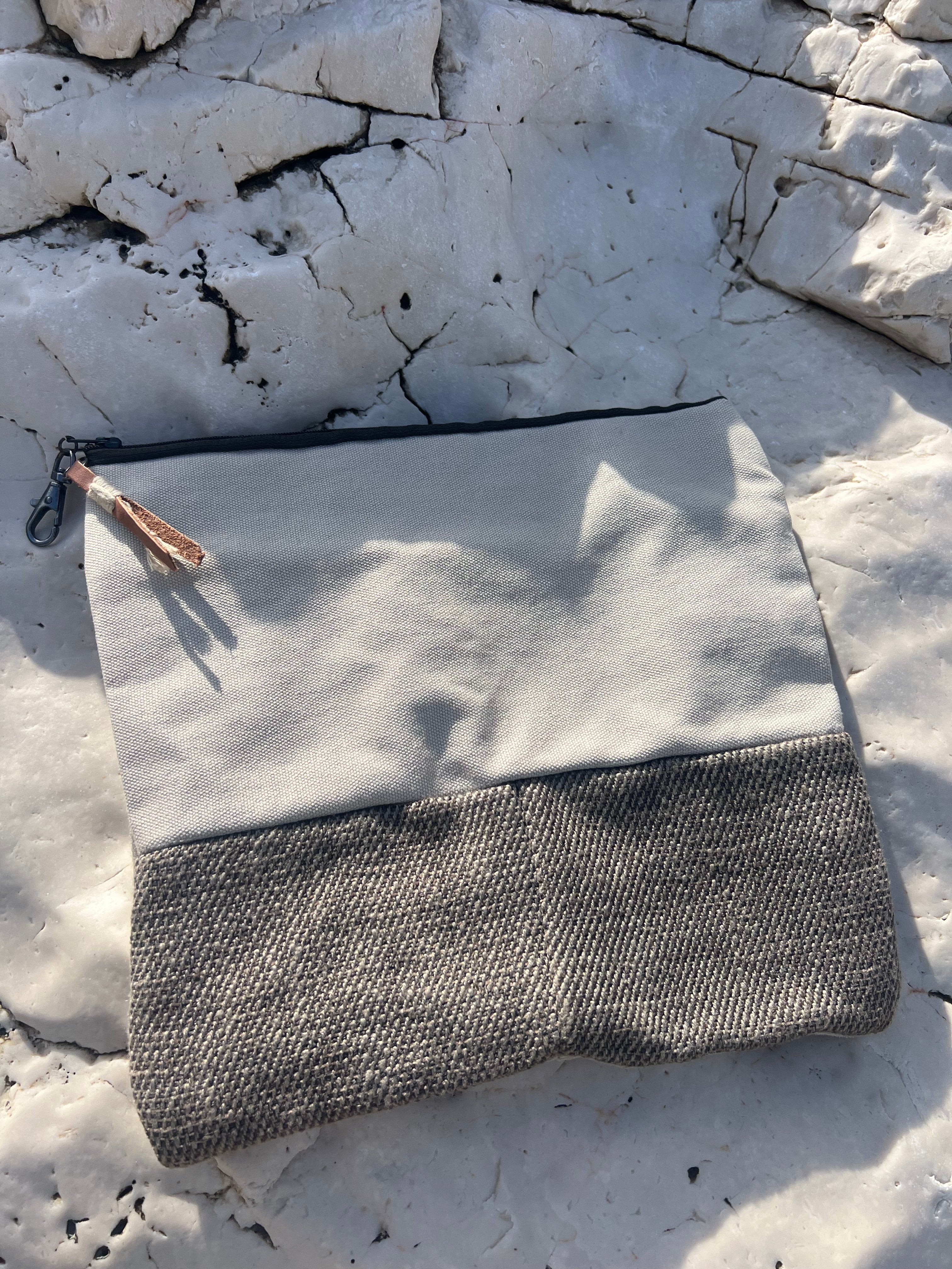 Χειροποίητη Clutch Τσάντα με Γήινους Τόνους & Δερμάτινη Λεπτομέρεια | Kallαισθησις