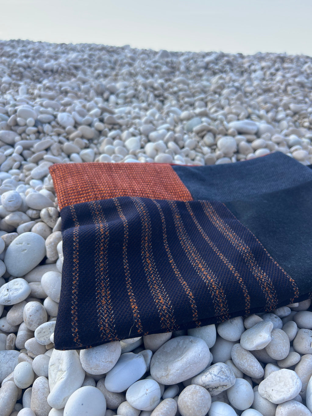 Χειροποίητο τσαντάκι-φάκελος ώμου – Μαύρο με καφέ και πορτοκαλί λεπτομέρειες | Kallαίσθησις