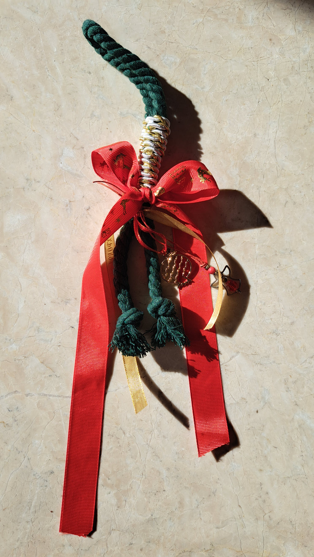 Γούρι “Κόκκινο & Πράσινο Ρόδι” με Μεταλλικό Στοιχείο | Kallαίσθησις