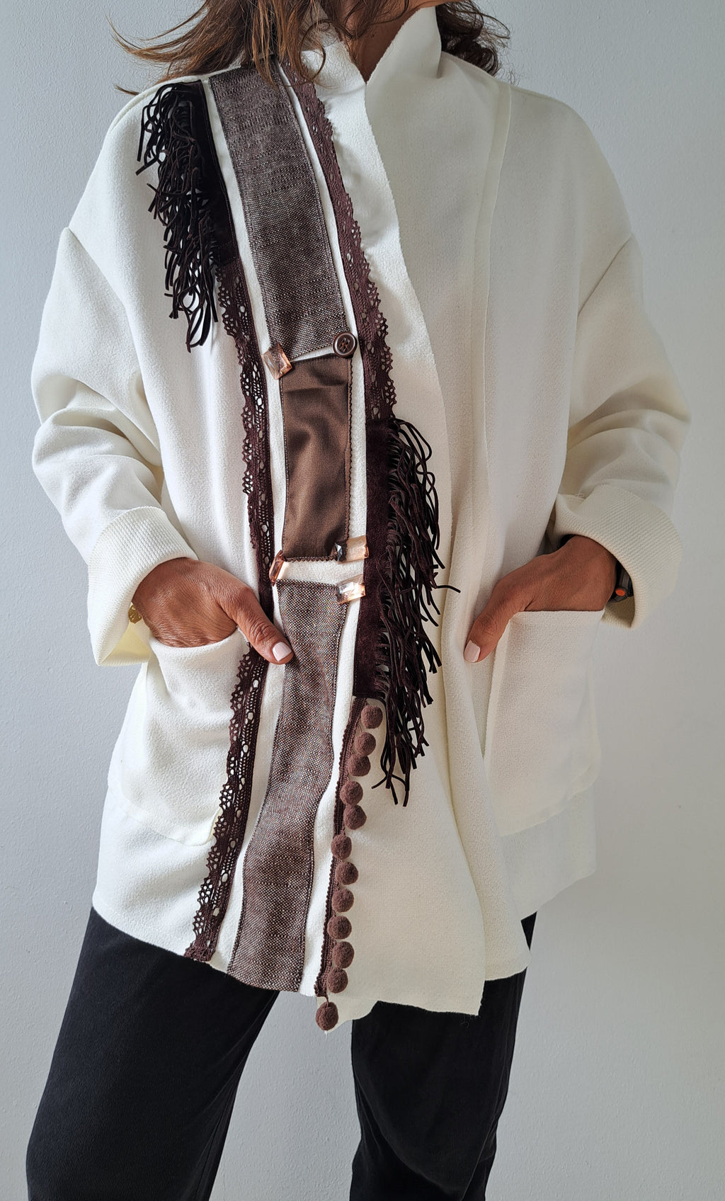 Λευκό ημίπαλτο με καφέ διακοσμητικές λεπτομέρειες | kallαίσθησις
