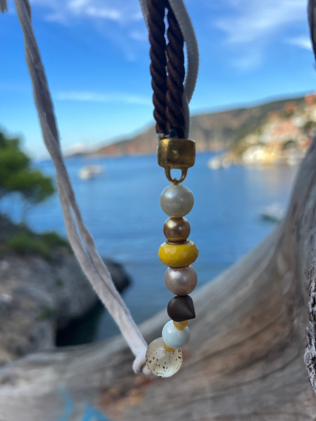 Χειροποίητο Κολιέ με Ύφασμα & Χάντρες σε Γήινες Αποχρώσεις | Kallαίσθησις