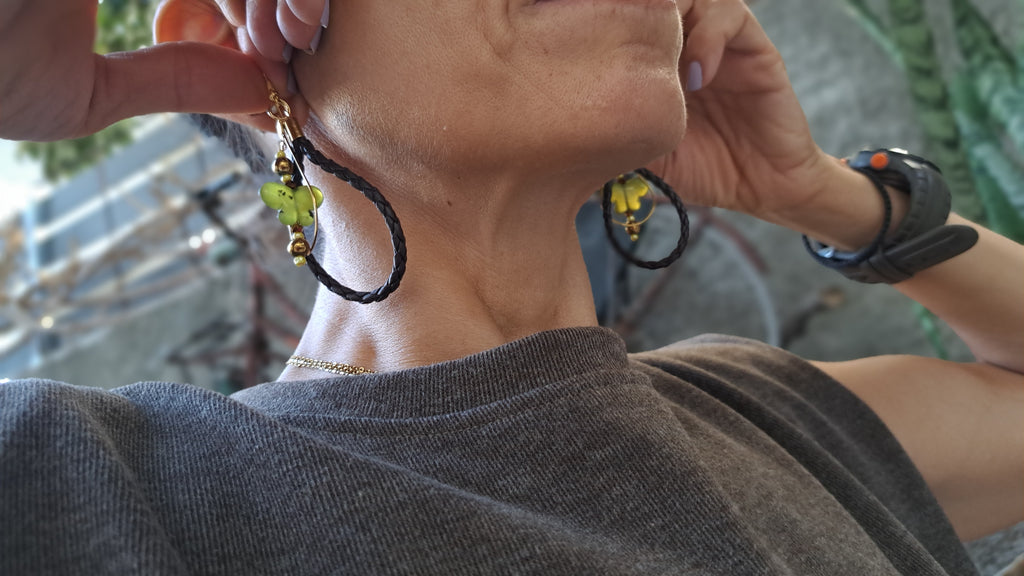 Σκουλαρίκια πεταλούδα με δερμάτινο κρίκο | kallαίσθησις