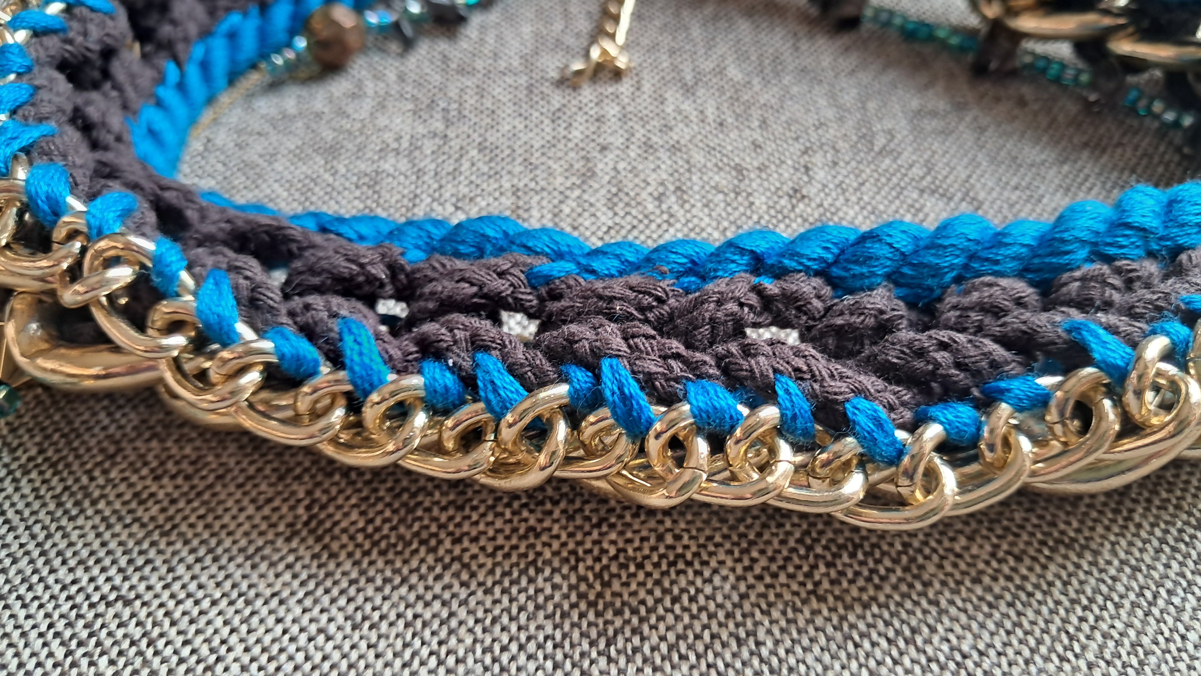 Διπλό statement κολιέ με χρυσή αλυσίδα & μπλε πλέξη | kallαίσθησις