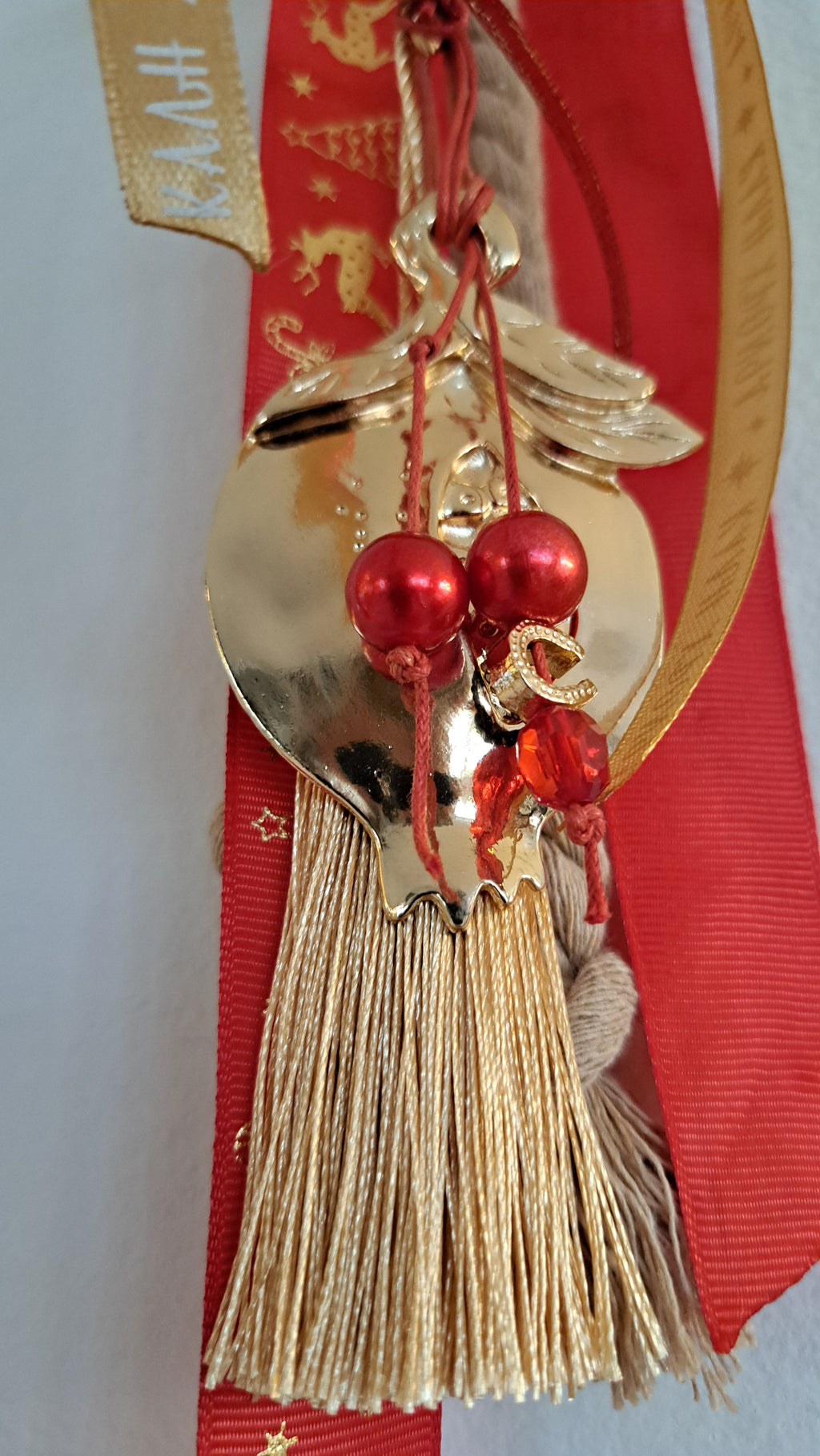 Γούρι Ρόδι Χρυσό με Κόκκινες Λεπτομέρειες & Μεγάλη Φούντα | Kallαίσθησις