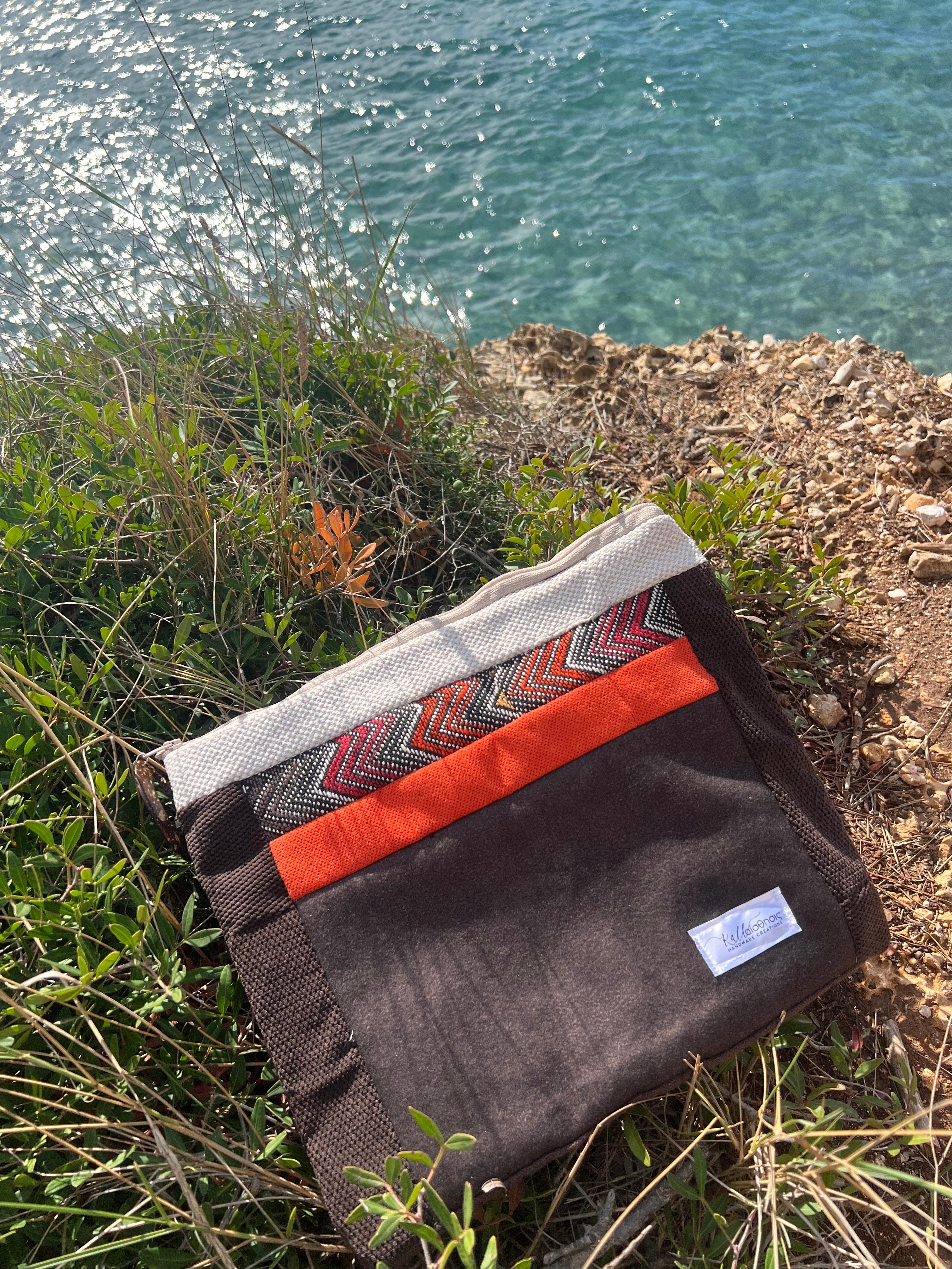 Χειροποίητη Υφασμάτινη Clutch Τσάντα με Καφέ & Πορτοκαλί Λεπτομέρειες | Kallαισθησις