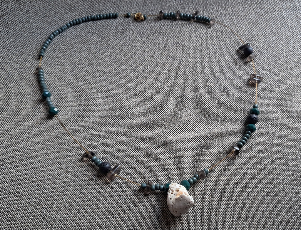 Κολιέ με πράσινες χάντρες & φυσικό βότσαλο | kallαίσθησις