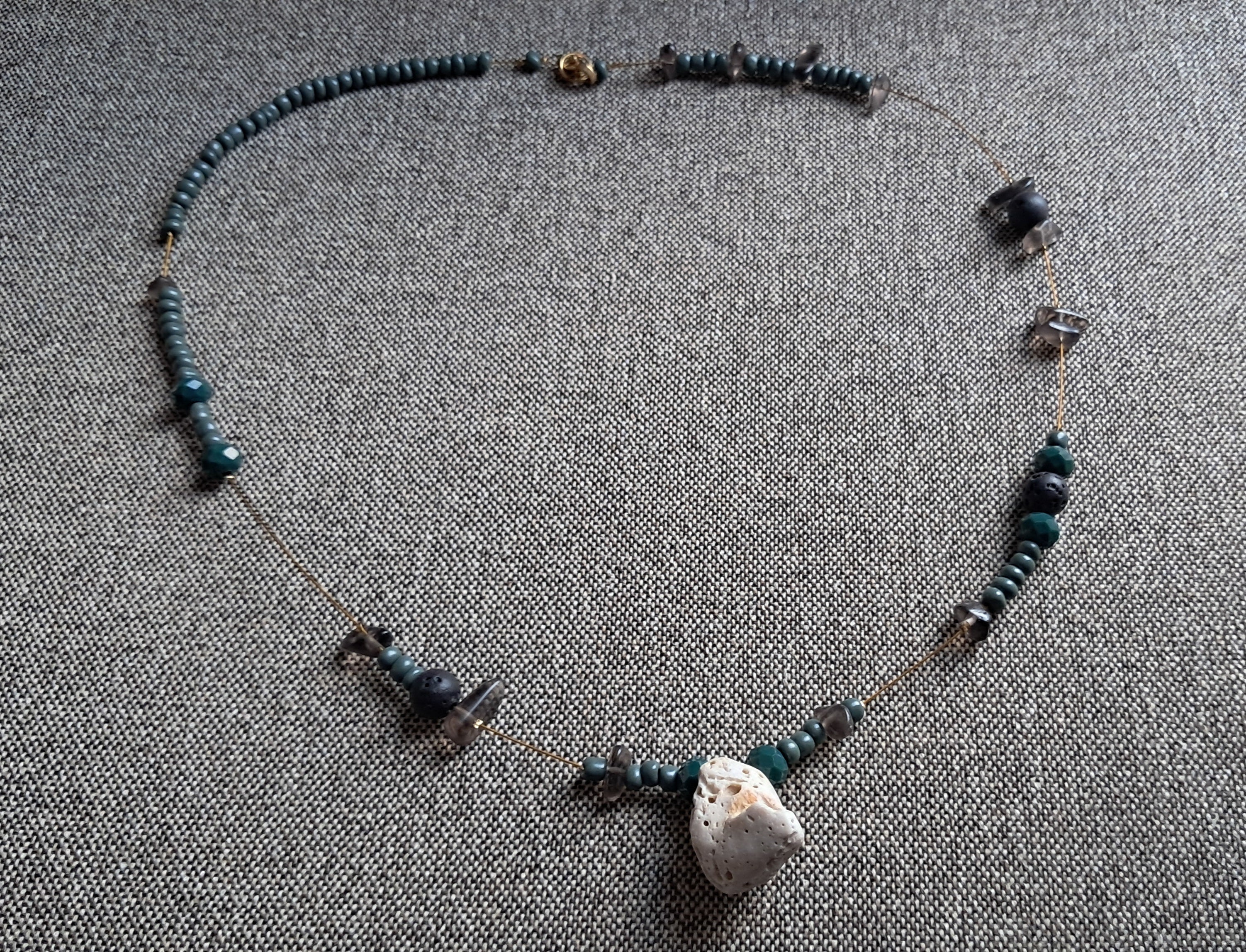 Κολιέ με πράσινες χάντρες & φυσικό βότσαλο | kallαίσθησις