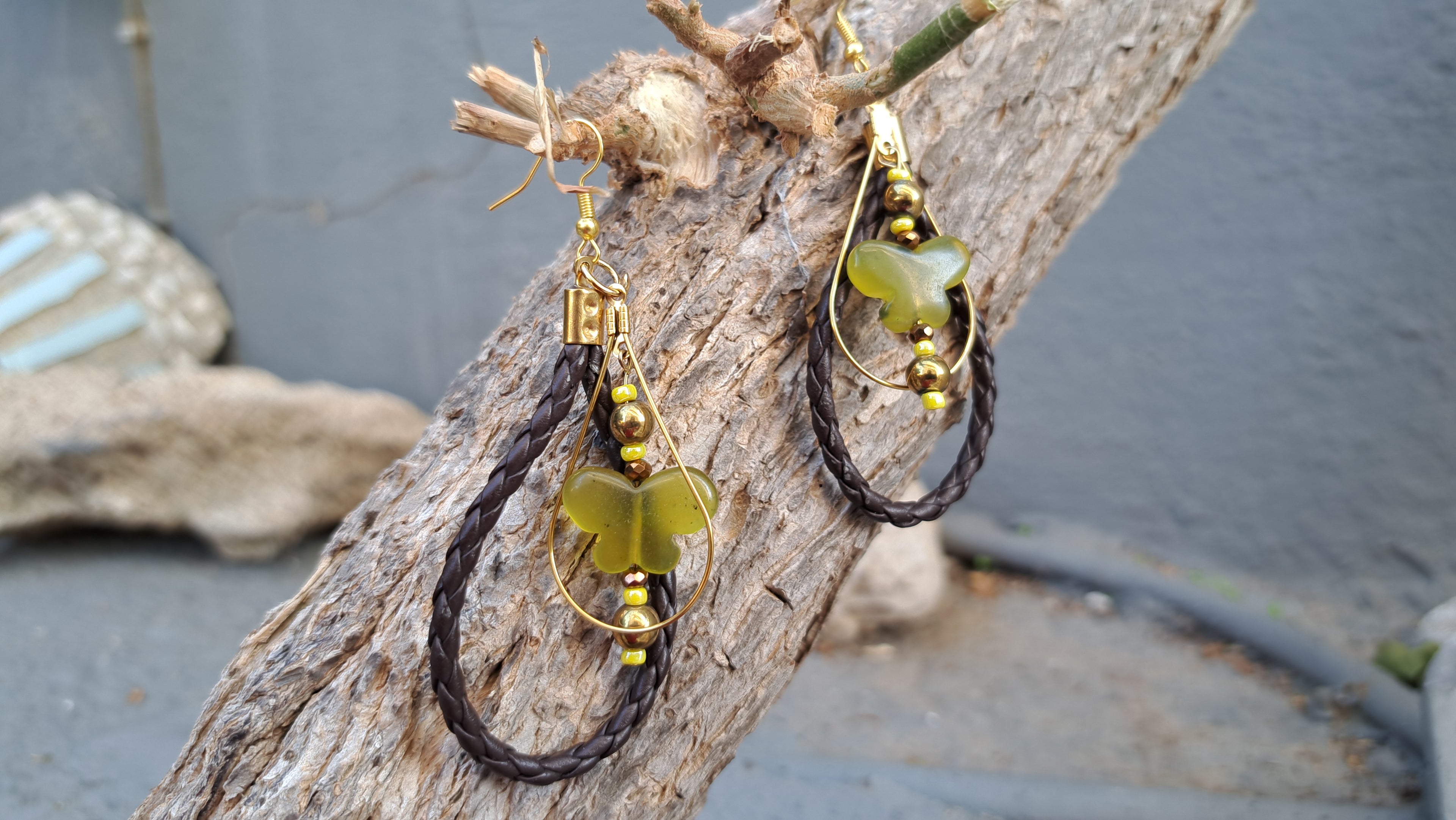 Σκουλαρίκια πεταλούδα με δερμάτινο κρίκο | kallαίσθησις