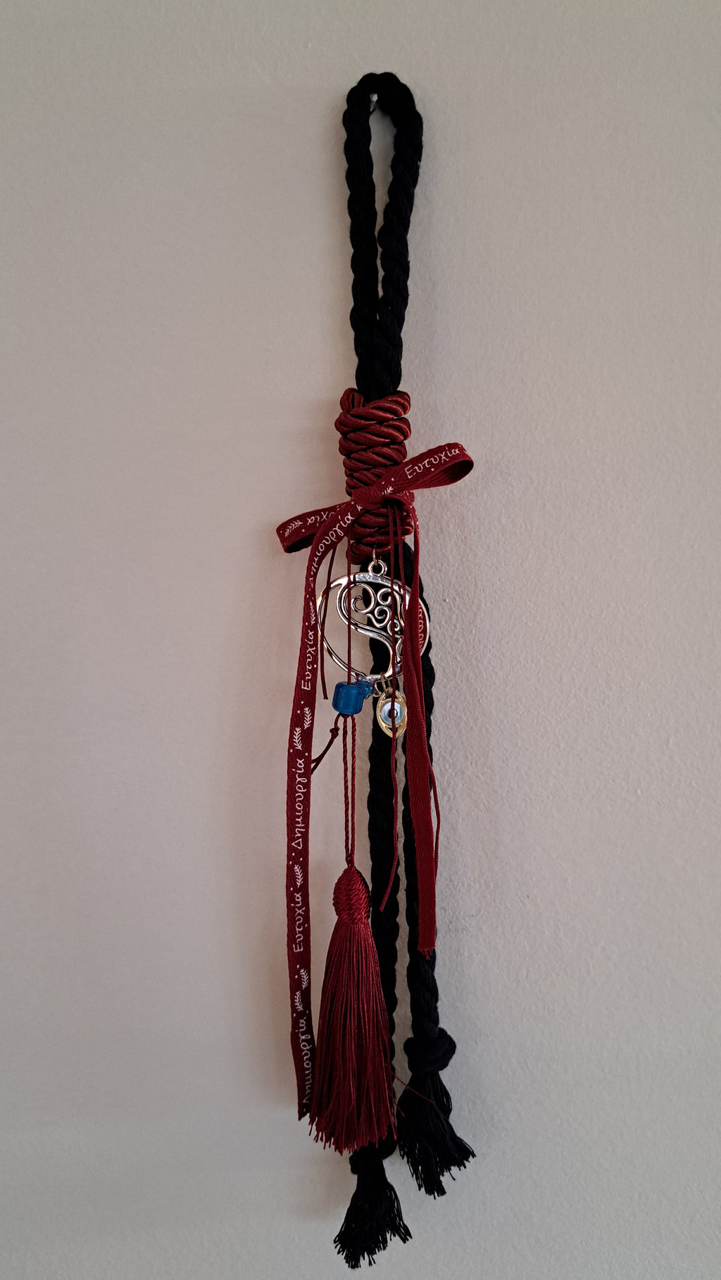 Γούρι με Ασημί Μεταλλικό Στοιχείο & Μάτι – Μπορντό & Μαύρο Σχοινί | Kallαίσθησις