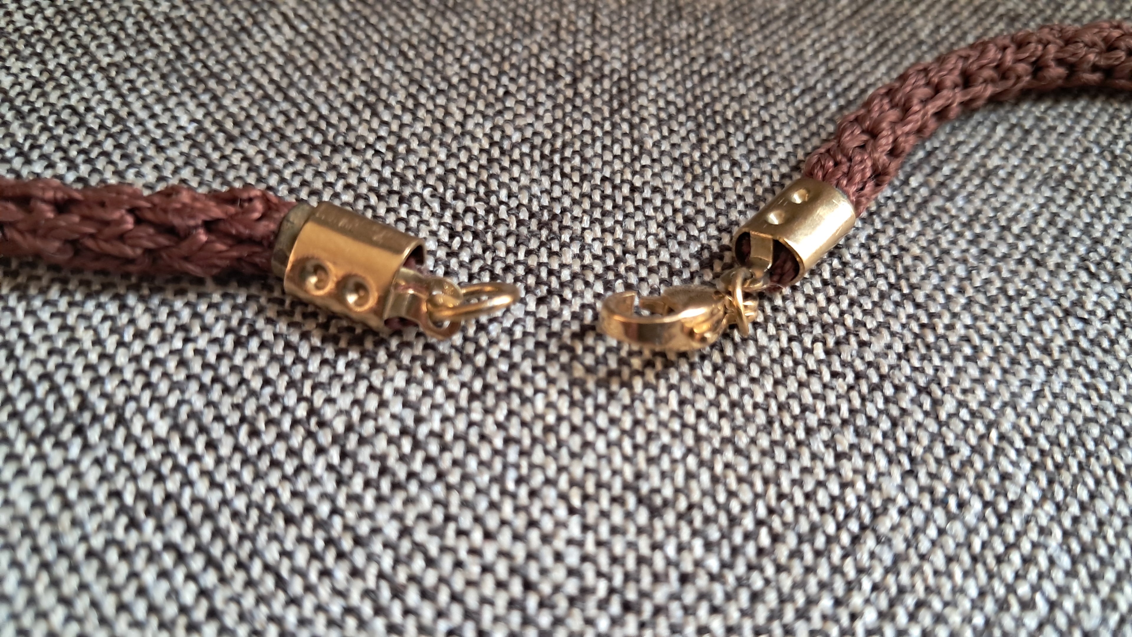 Statement κολιέ με καφέ βελούδο & χειροποίητο γεωμετρικό σχέδιο | kallαίσθησις