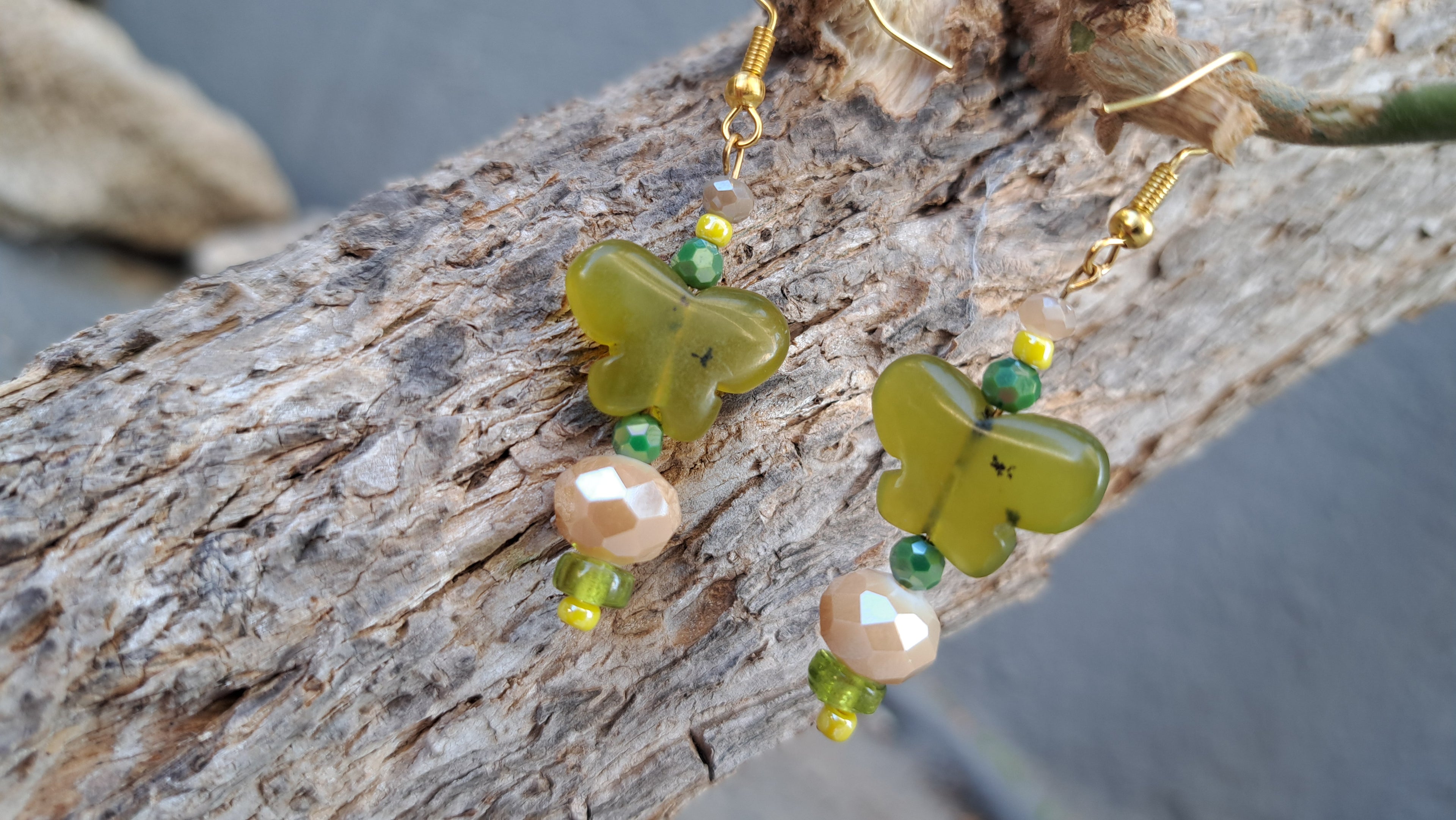 Σκουλαρίκια πεταλούδα σε πράσινες & μπεζ αποχρώσεις | kallαίσθησις