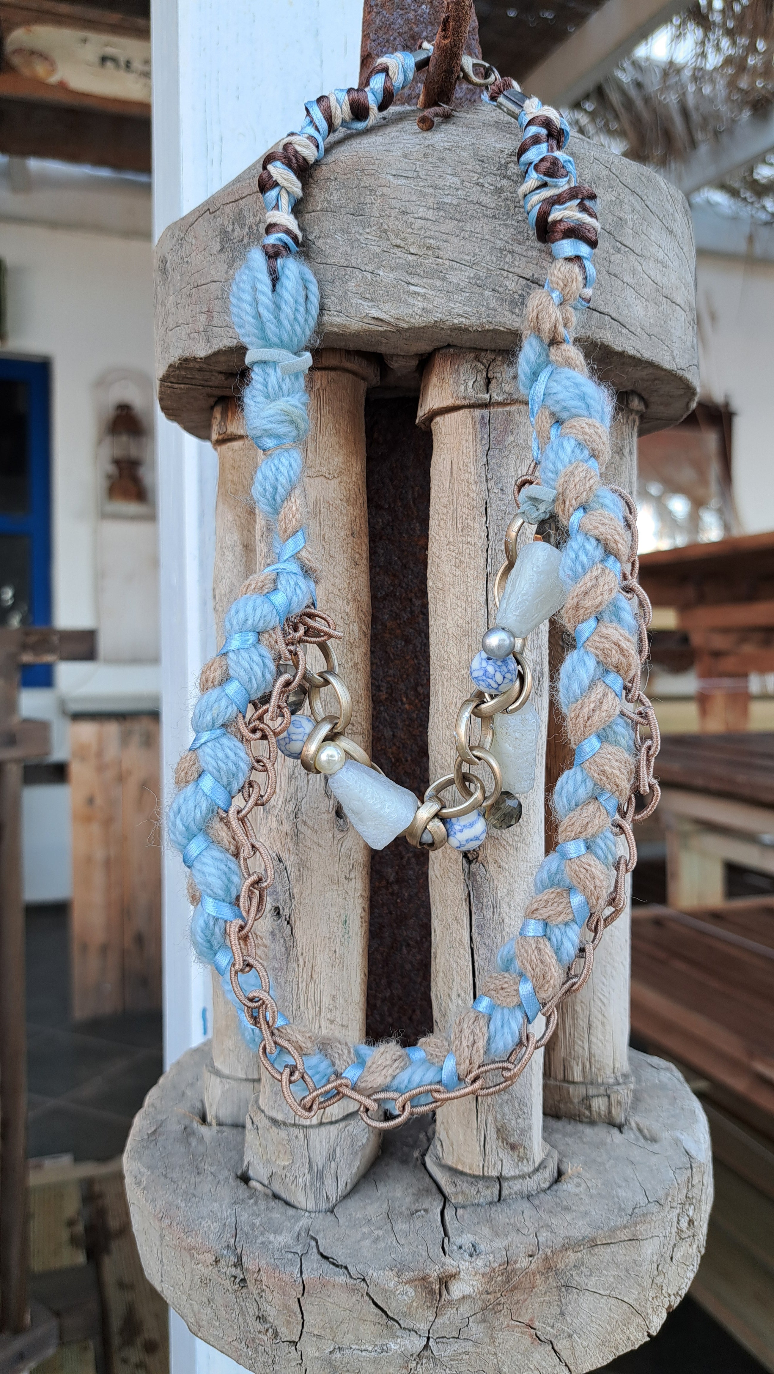 Boho Κολιέ με Πλεκτό Νήμα & Μεταλλική Αλυσίδα – Μπλε/Μπεζ | Kallαίσθησις