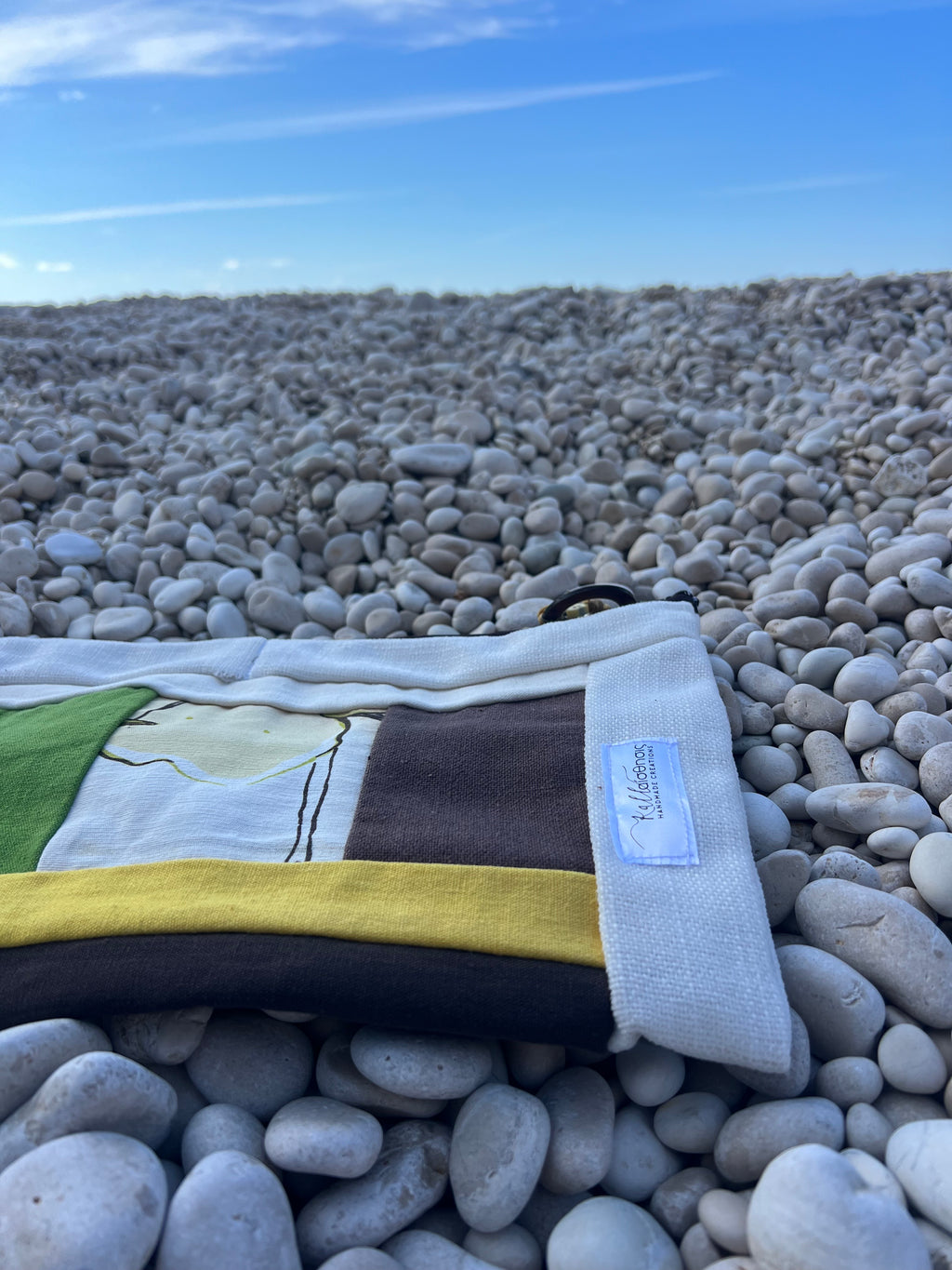 Χειροποίητο τσαντάκι-φάκελος — Πράσινο/Κίτρινο με λευκές & καφέ λεπτομέρειες| Kallαίσθησις