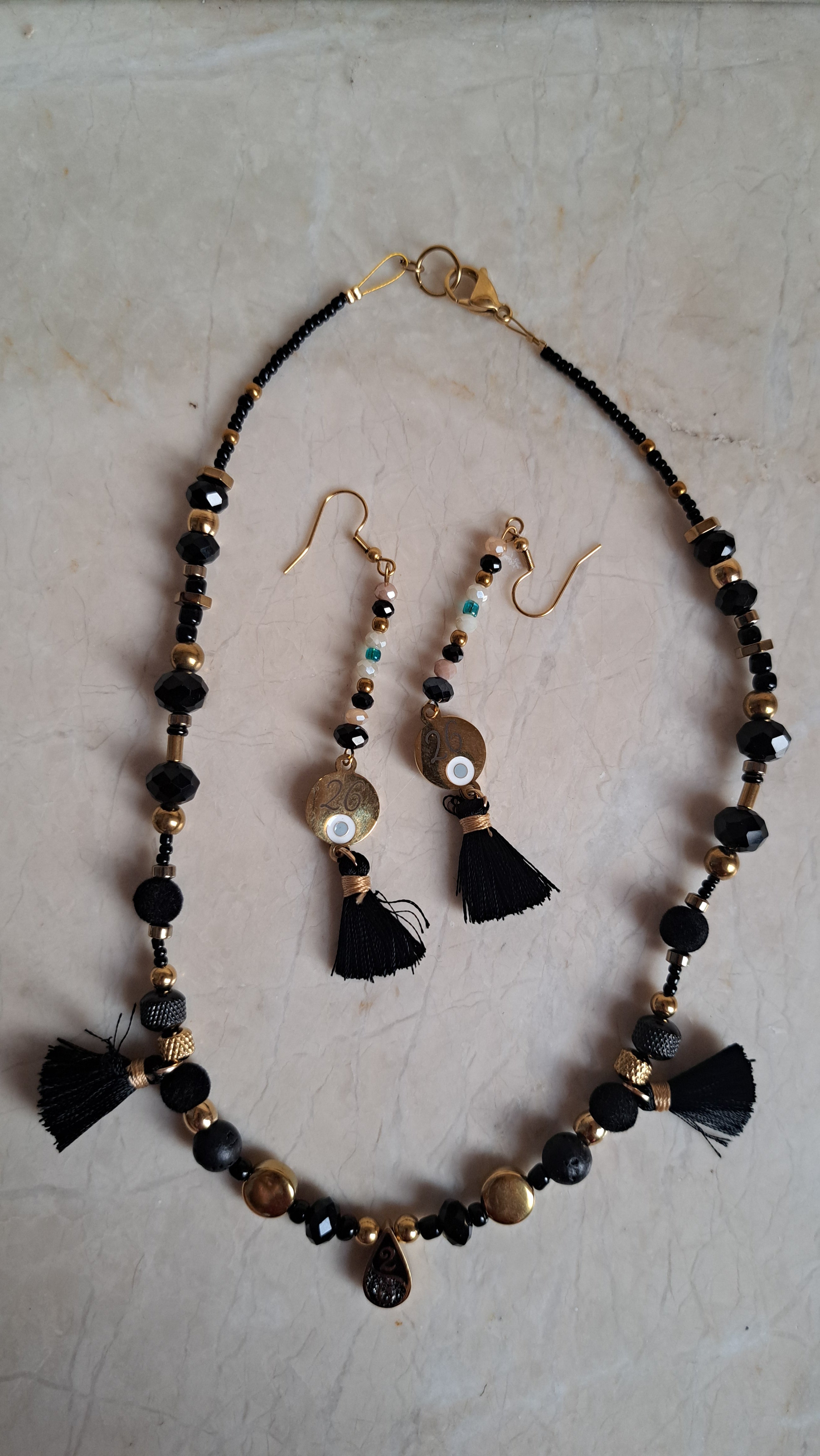 Σετ Κολιέ & Σκουλαρίκια “26” σε Μαύρο & Χρυσό με Φουντίτσες | Kallαίσθησις