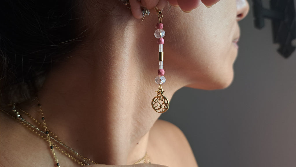 Σκουλαρίκια Ροζ Χάντρες & Μεταλλικά Ρόδια | Kallαίσθησις