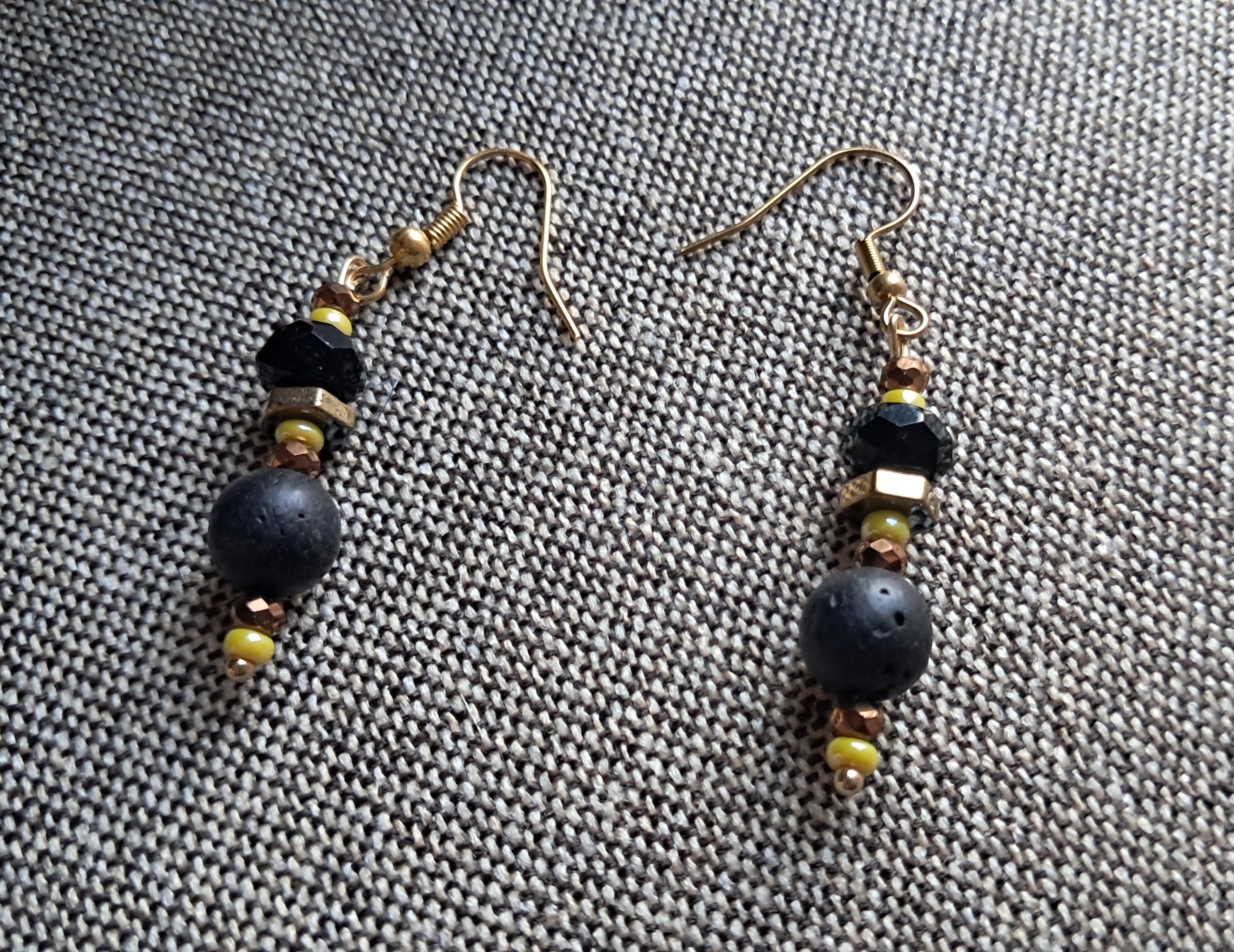 Σκουλαρίκια με μαύρες και χρυσές χάντρες | kallαίσθησις