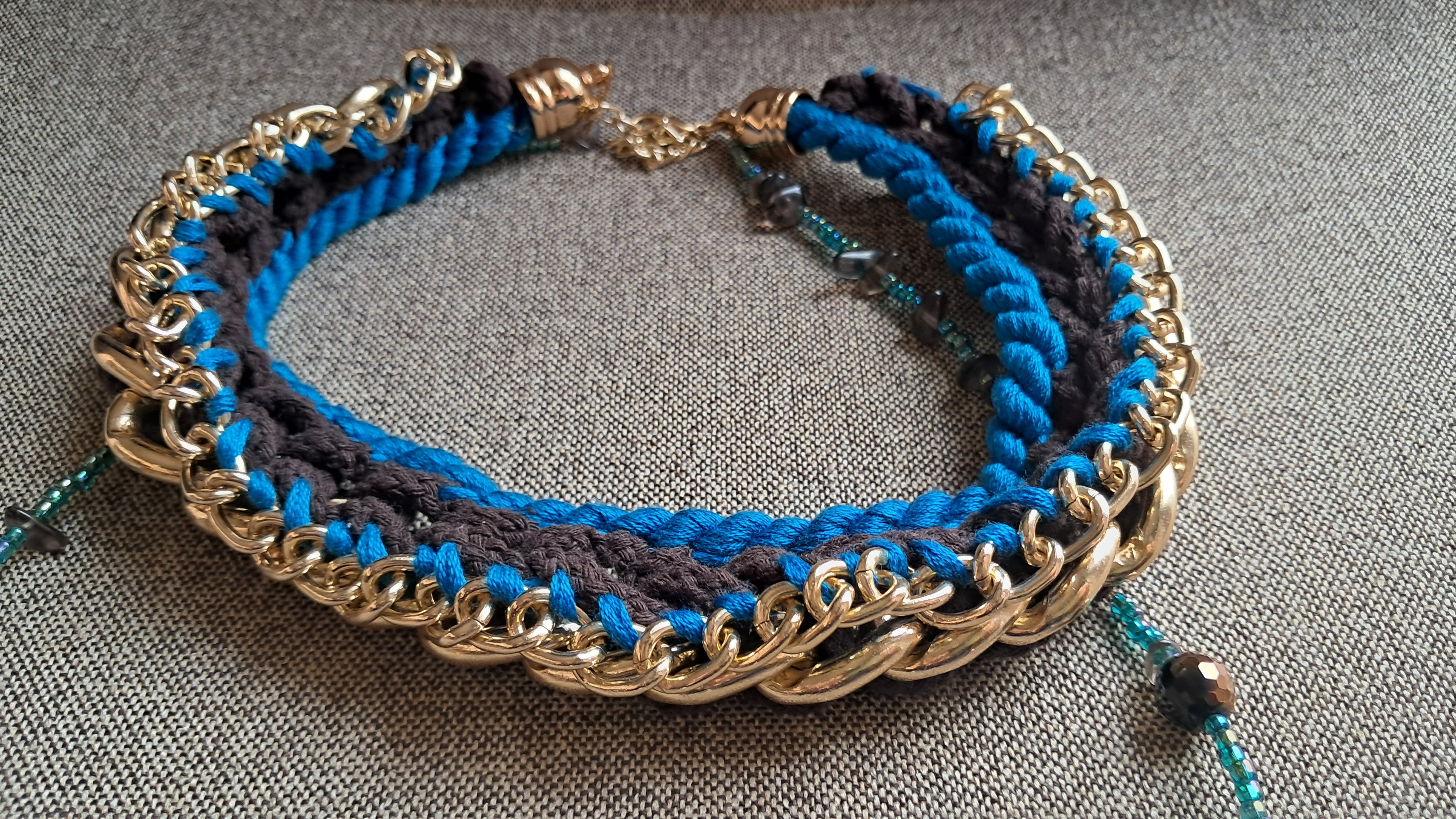 Διπλό statement κολιέ με χρυσή αλυσίδα & μπλε πλέξη | kallαίσθησις