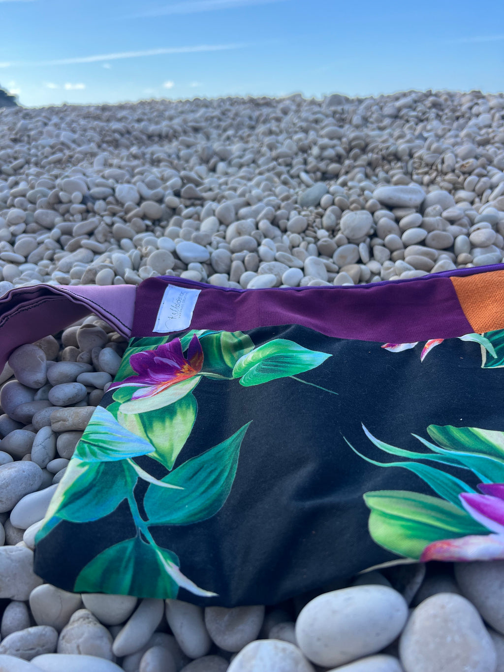 Χειροποίητο τσαντάκι-φάκελος — Μαύρη με πολύχρωμα λουλούδια και μωβ/πορτοκαλί λεπτομέρειες| Kallαίσθησις