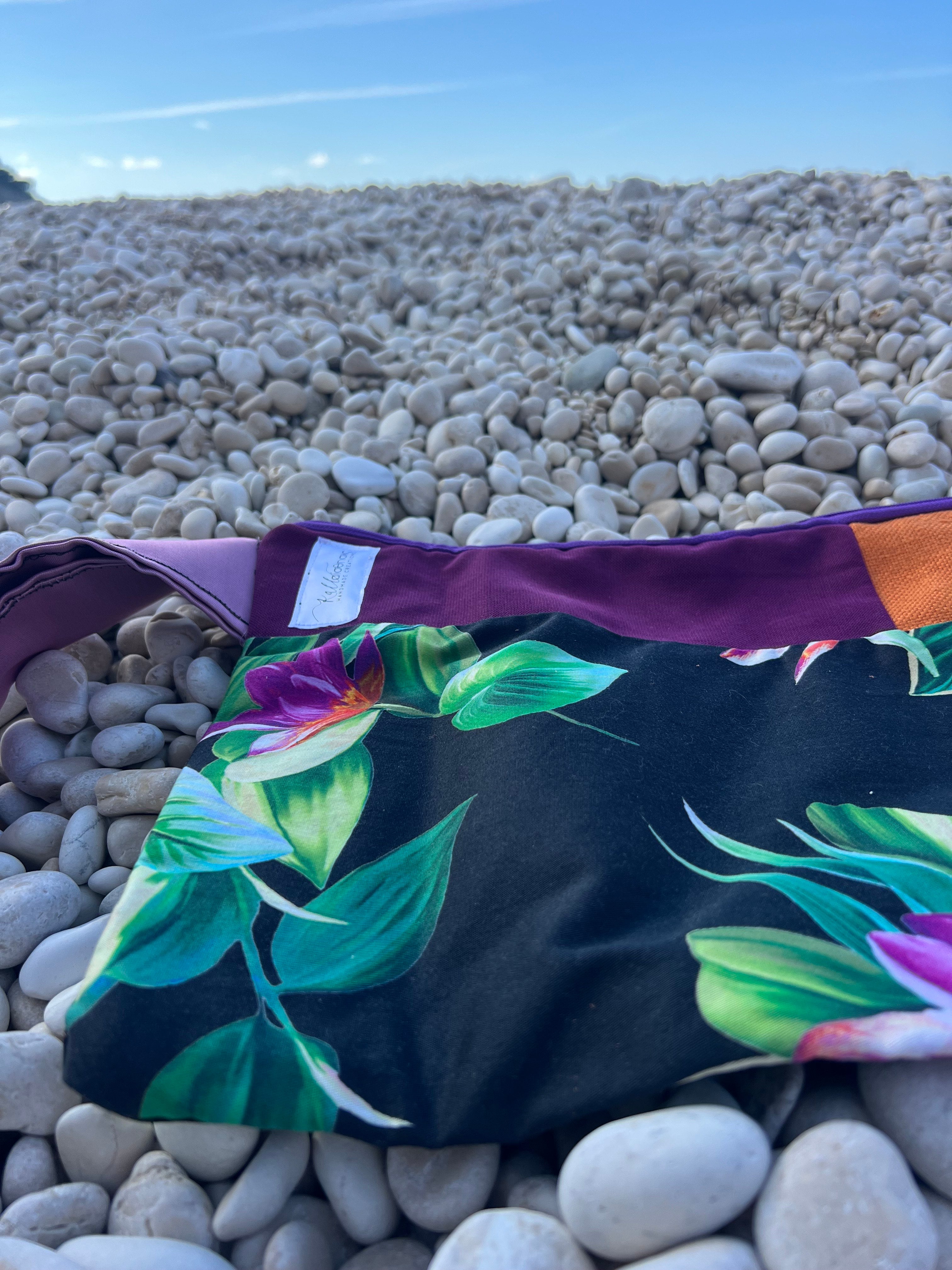 Χειροποίητο τσαντάκι-φάκελος — Μαύρη με πολύχρωμα λουλούδια και μωβ/πορτοκαλί λεπτομέρειες| Kallαίσθησις