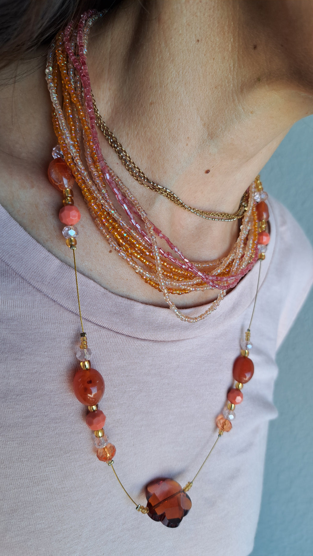 Κολιέ με χάντρες σε αποχρώσεις του ροζ και του πορτοκαλί | kallαίσθησις