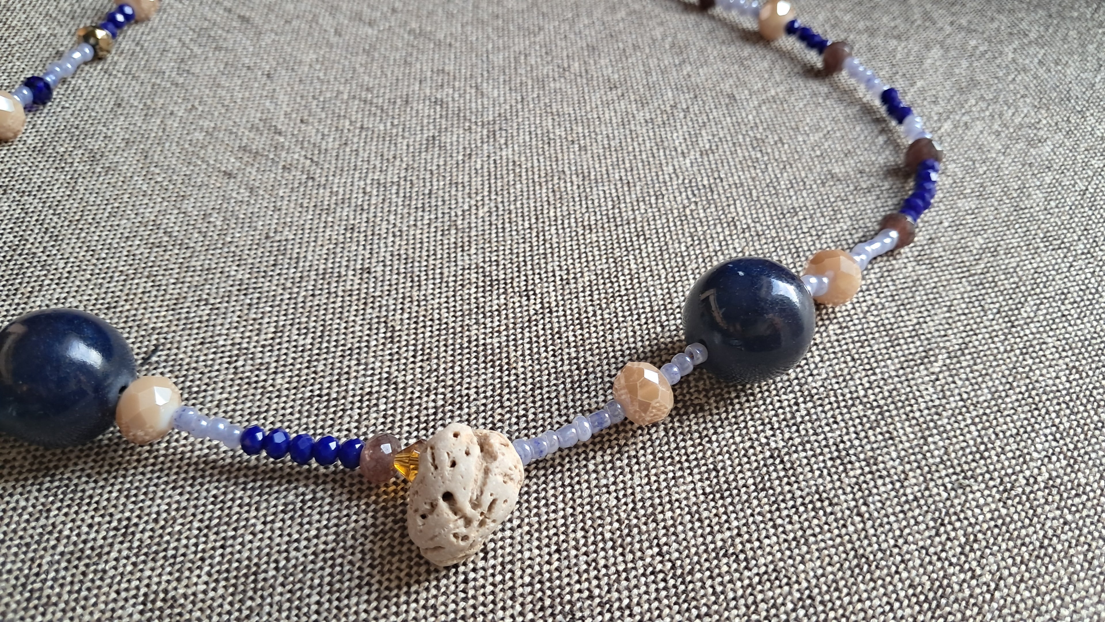 Κολιέ με μπλε, μπεζ & φυσικές χάντρες | kallαίσθησις