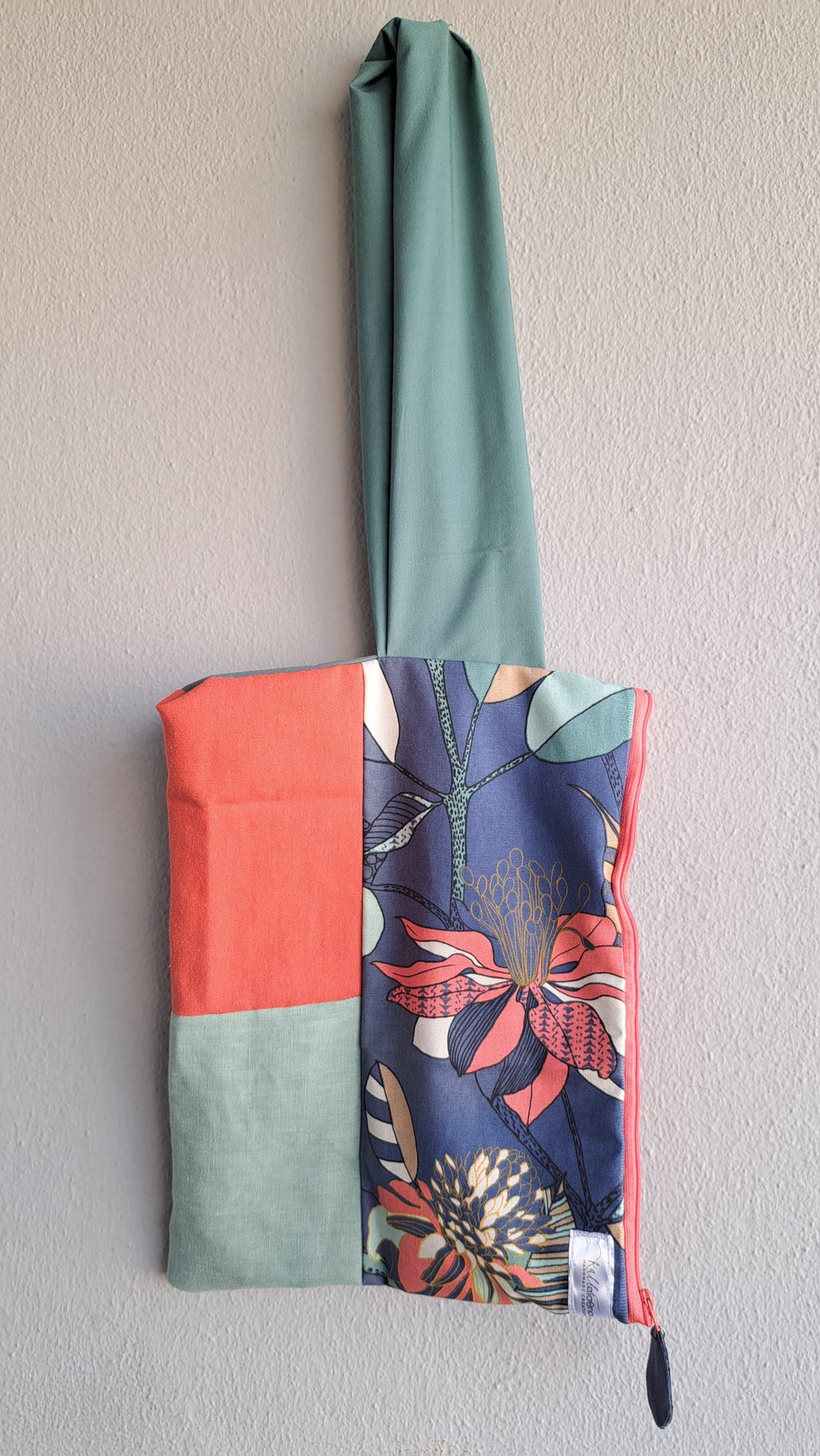 Τσάντα ώμου με floral και μονόχρωμα πάνελ | kallαίσθησις