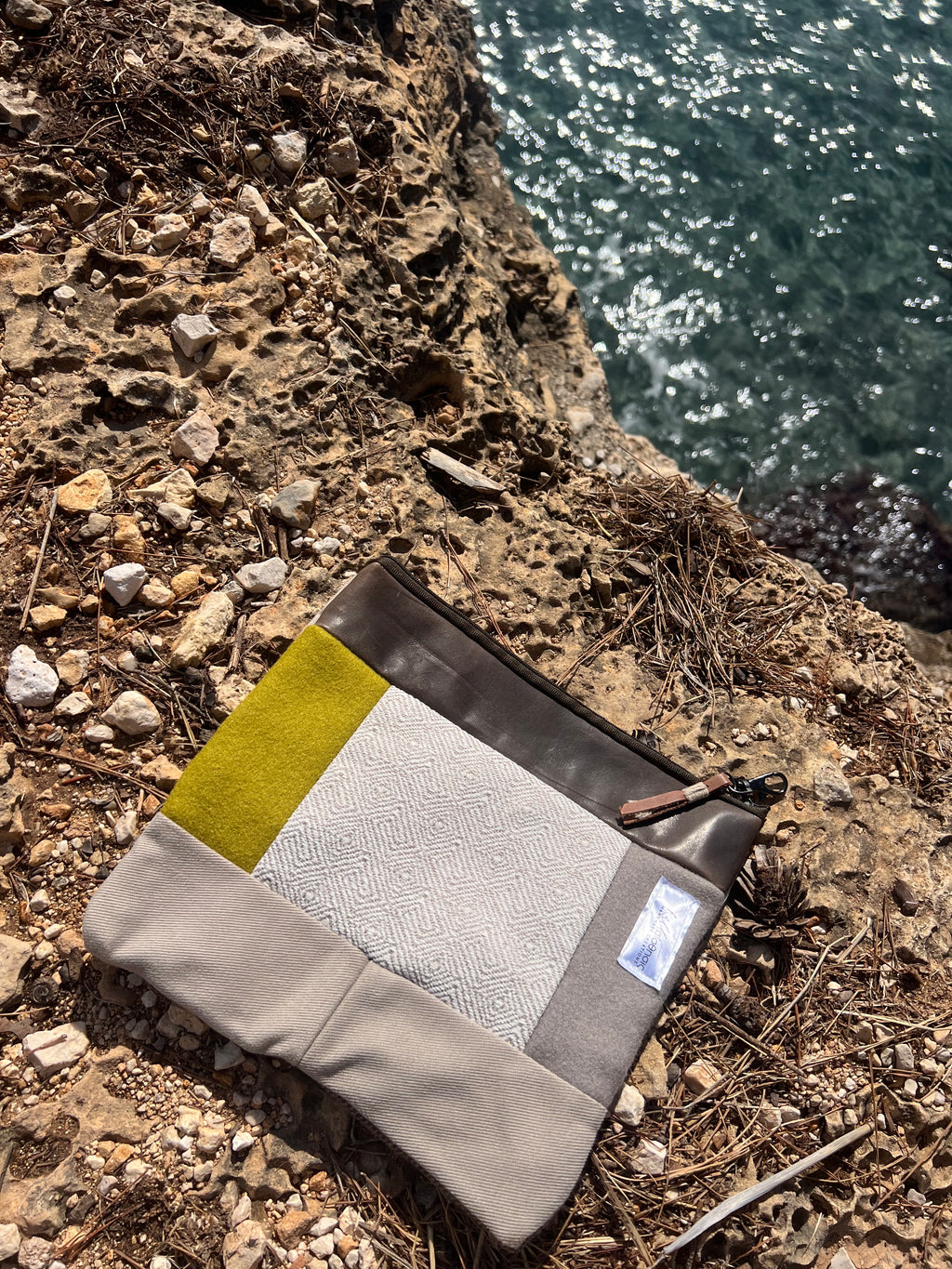 Χειροποίητη Clutch Τσάντα με Γήινους Τόνους & Δερμάτινη Λεπτομέρεια | Kallαισθησις