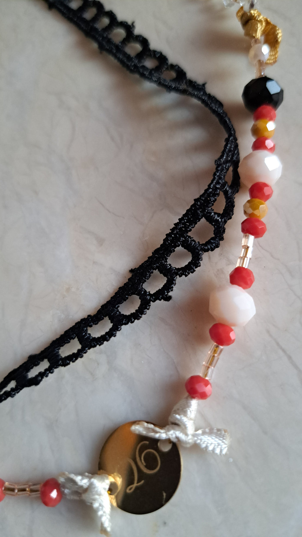 Κολιέ Διπλό με Δαντέλα & Χάντρες σε Κόκκινο–Λευκό–Χρυσό | Kallαίσθησις