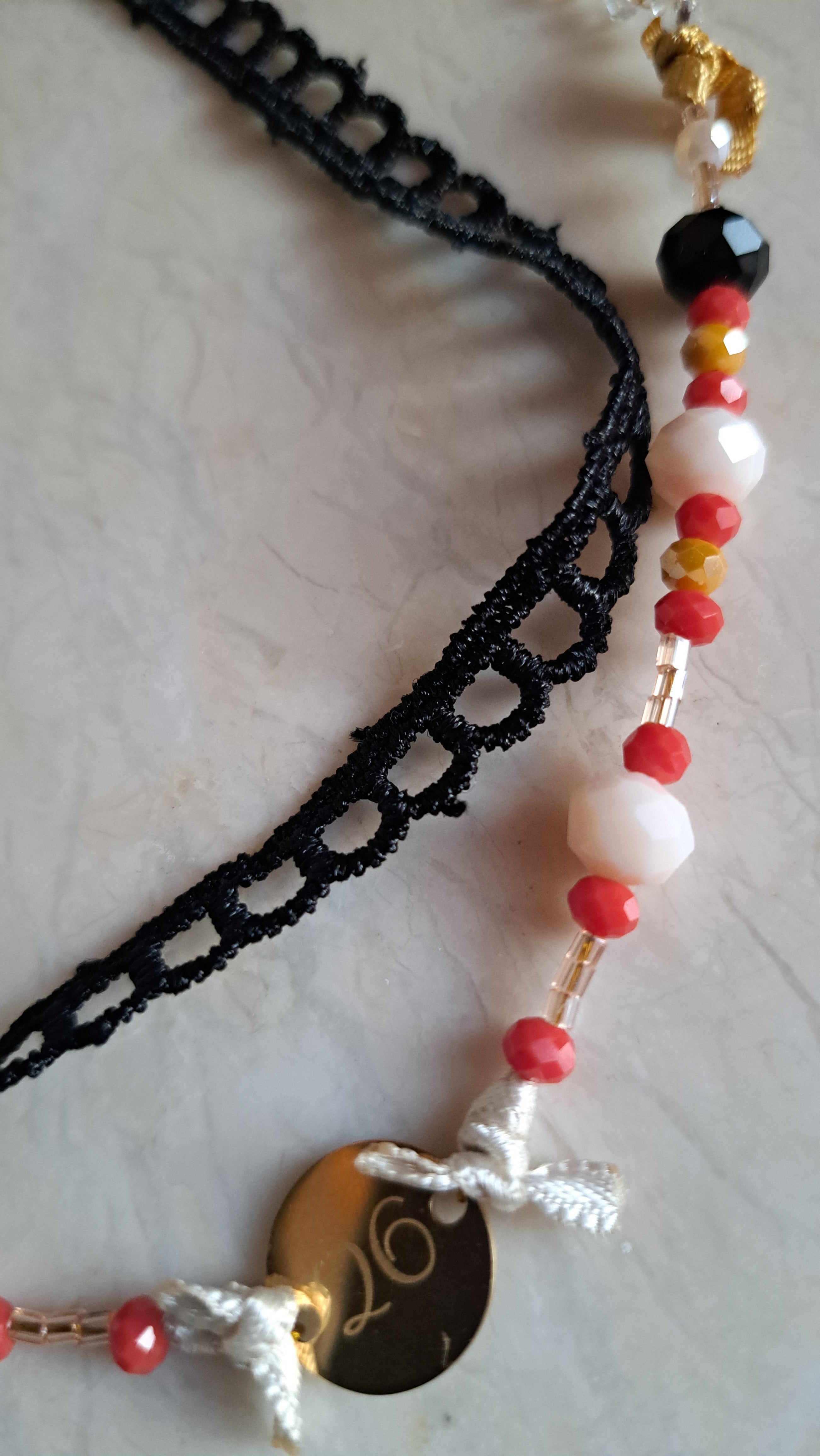 Κολιέ Διπλό με Δαντέλα & Χάντρες σε Κόκκινο–Λευκό–Χρυσό | Kallαίσθησις