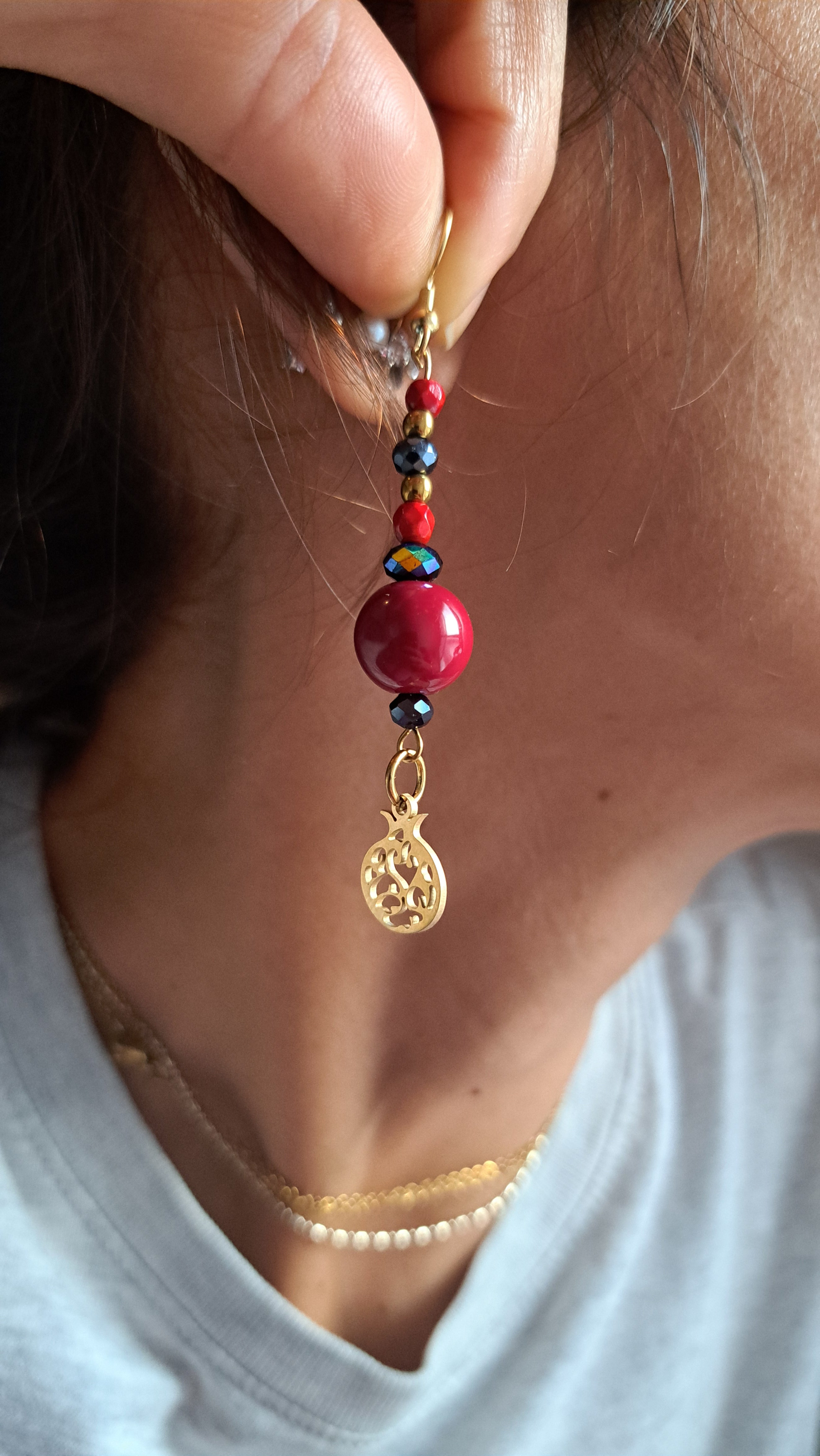 Κρεμαστά Σκουλαρίκια με Κόκκινη Πέρλα & Ρόδι | Kallαίσθησις