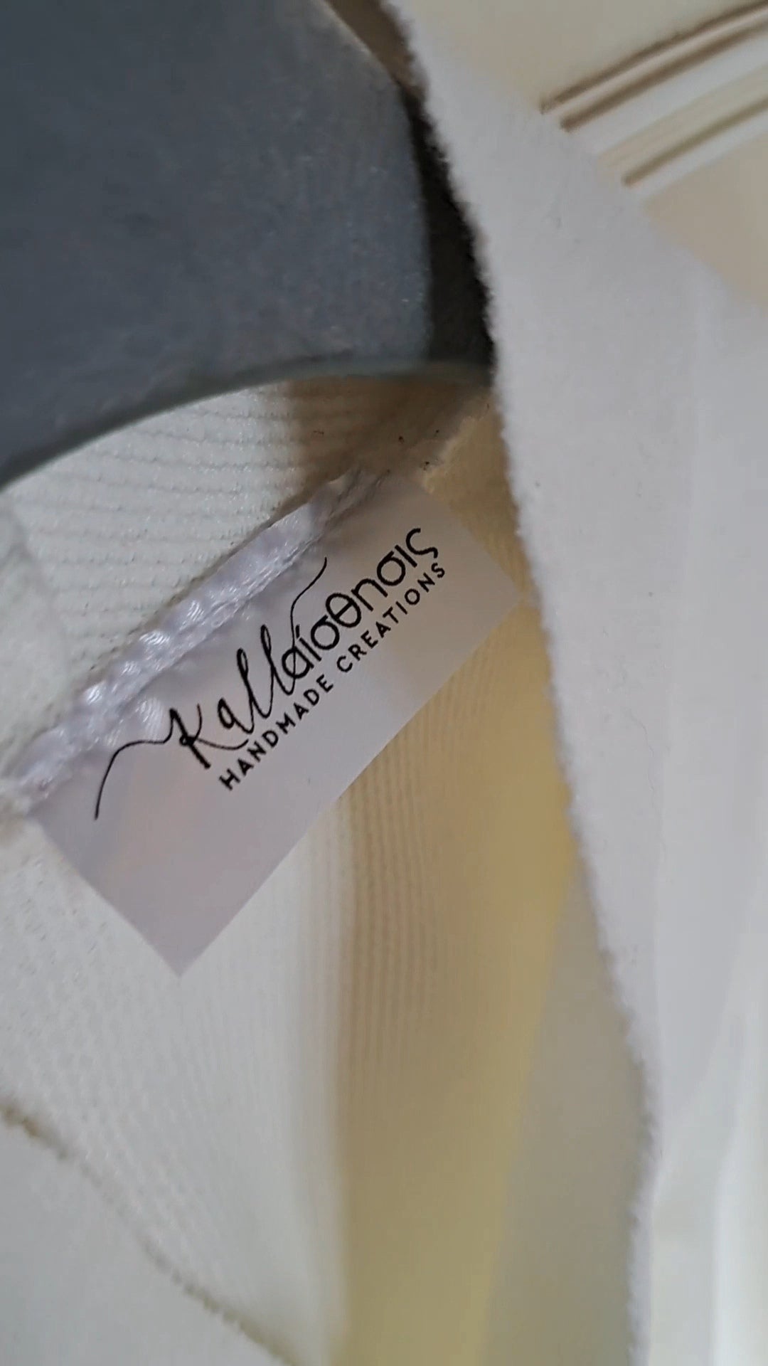 Λευκό ημίπαλτο με καφέ διακοσμητικές λεπτομέρειες | kallαίσθησις