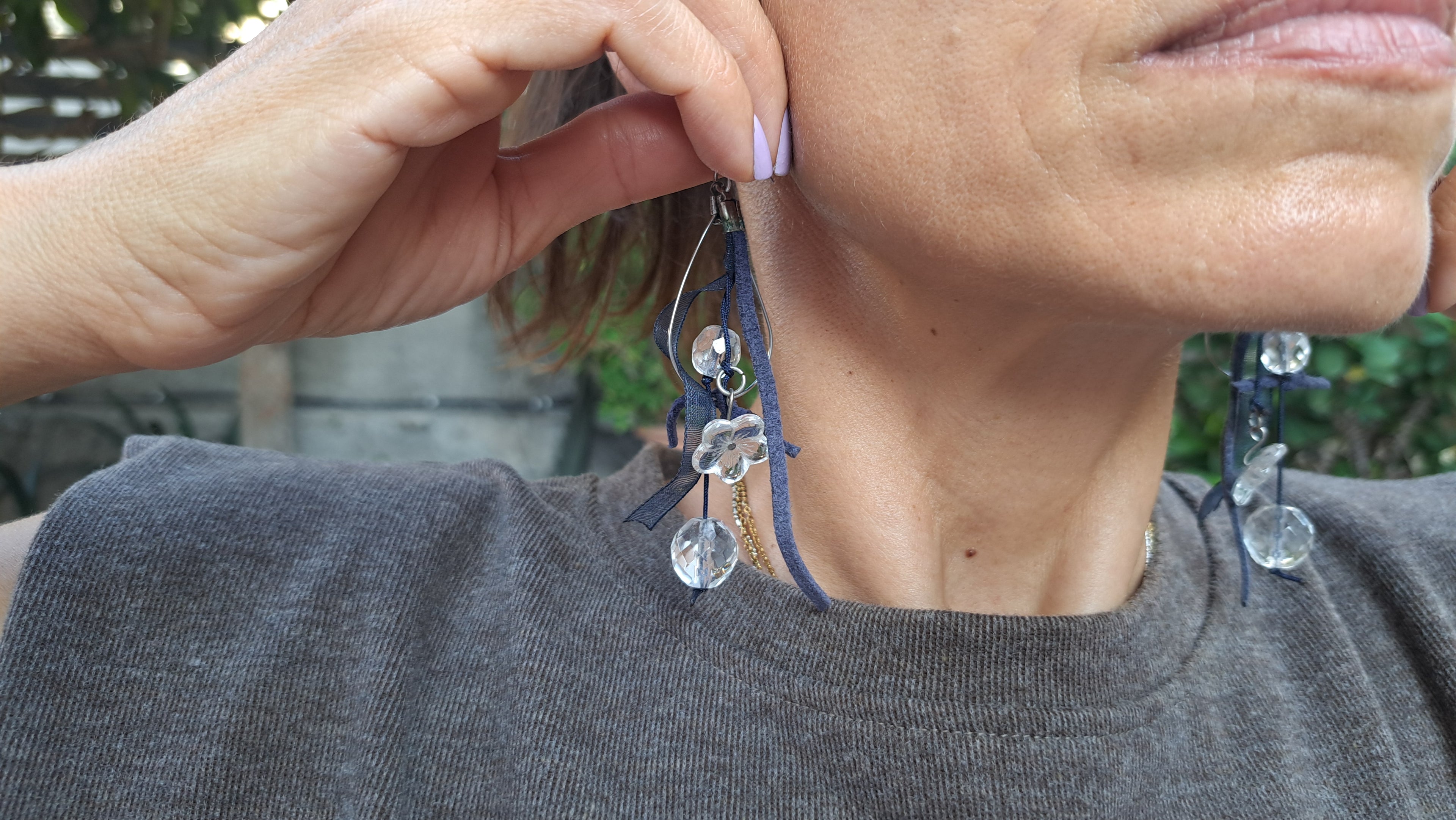 Σκουλαρίκια με διάφανες χάντρες & μπλε κορδέλα | kallαίσθησις