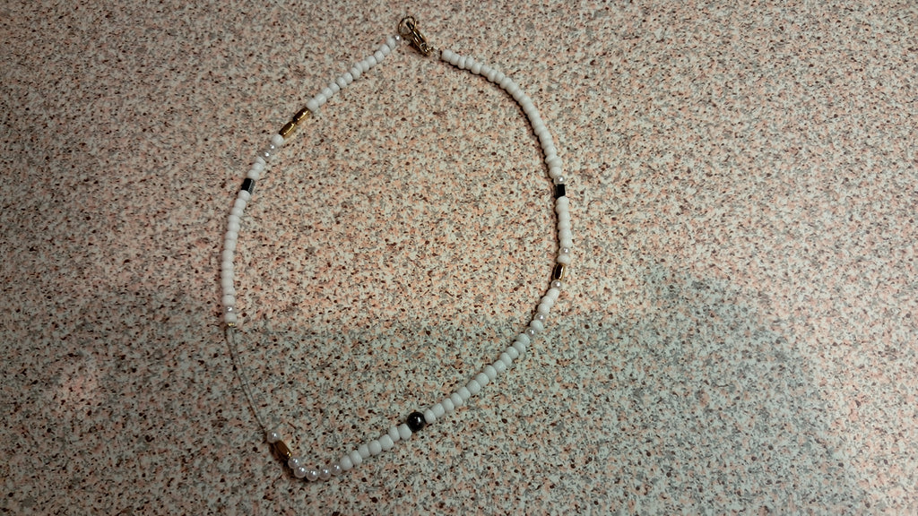 Κολιέ με λευκές χάντρες και χρυσές λεπτομέρειες | kallαίσθησις