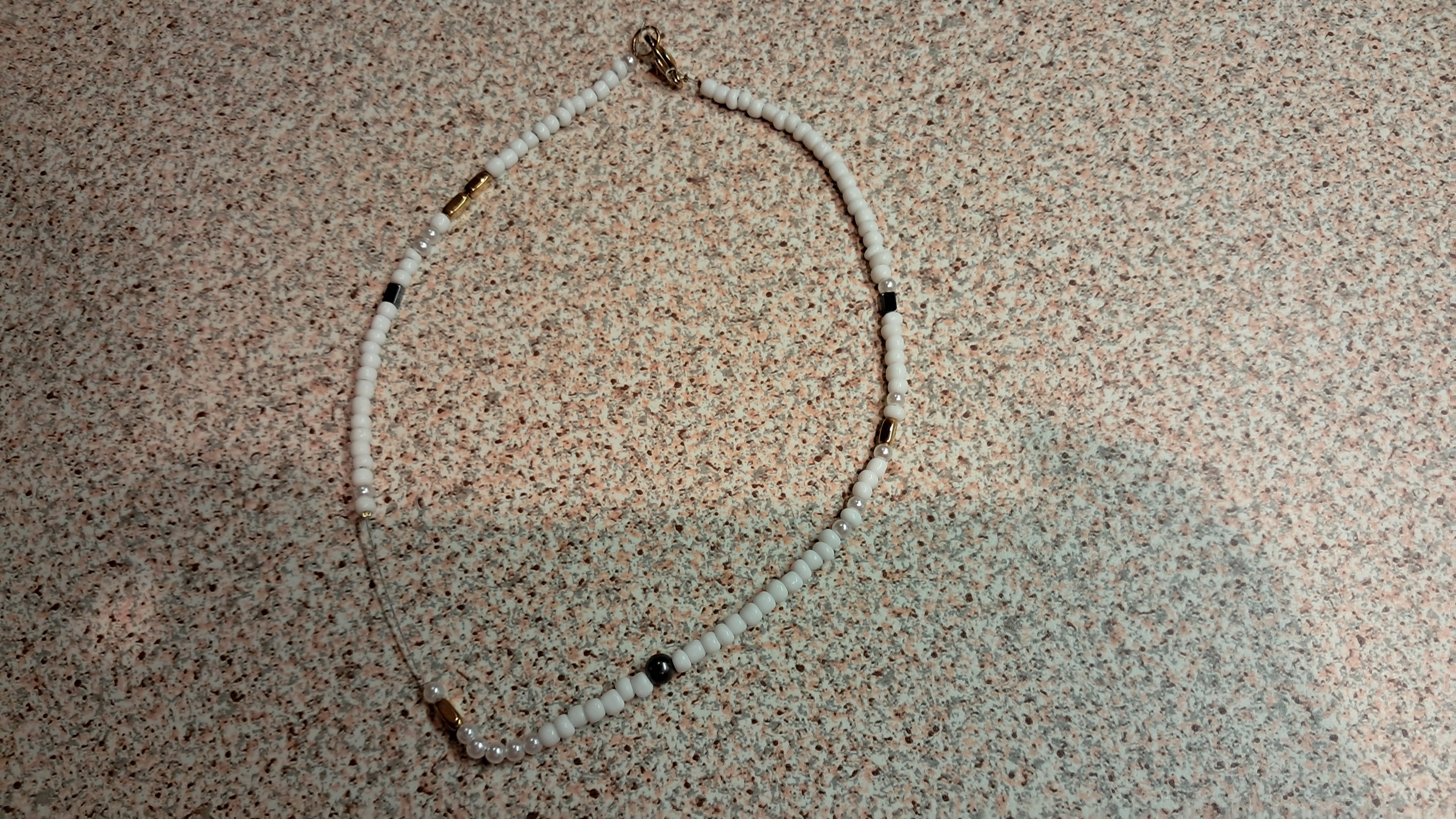 Κολιέ με λευκές χάντρες και χρυσές λεπτομέρειες | kallαίσθησις