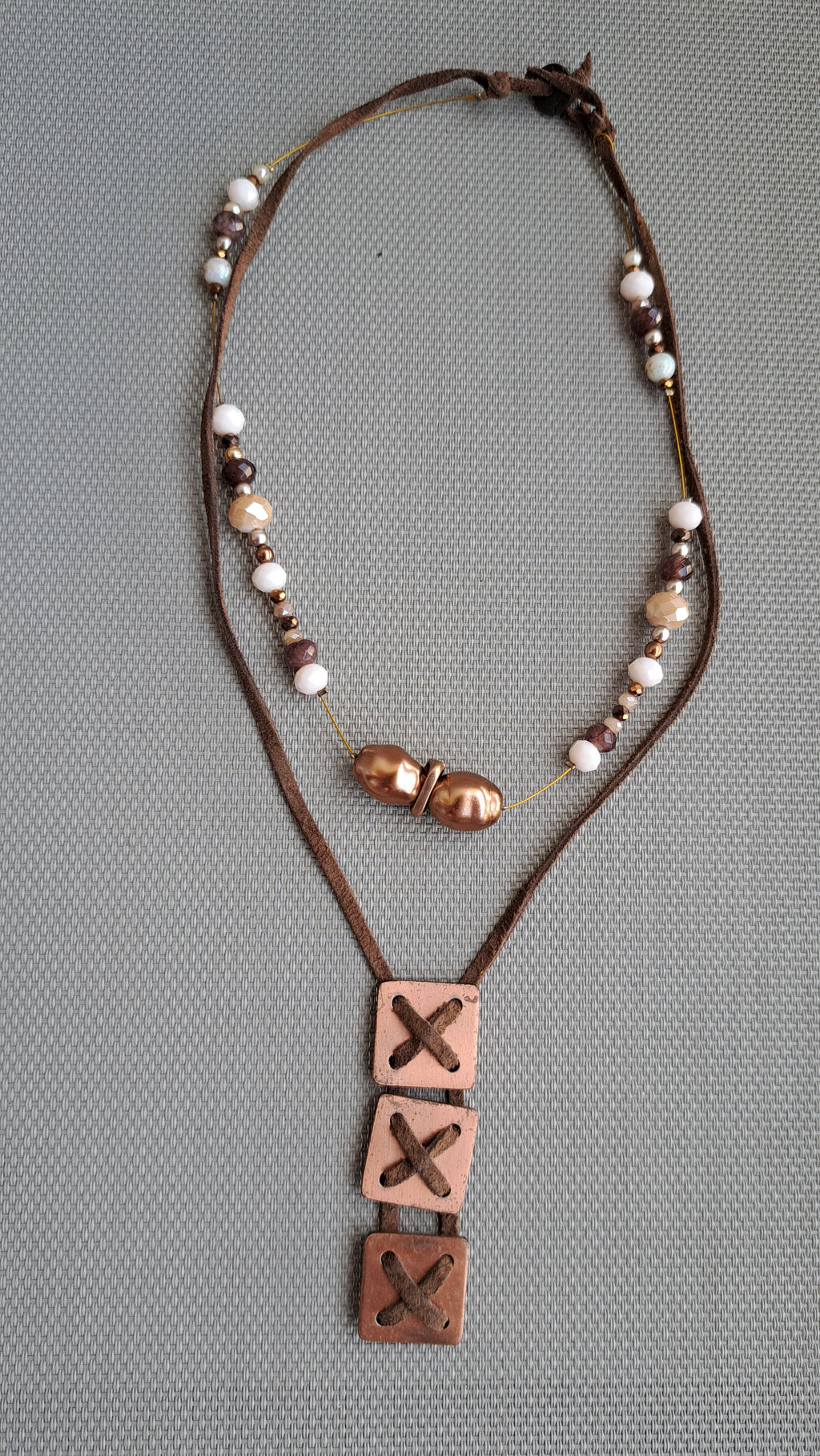 Κολιέ με καφέ δερμάτινο κορδόνι και μεταλλικές λεπτομέρειες | kallαίσθησις