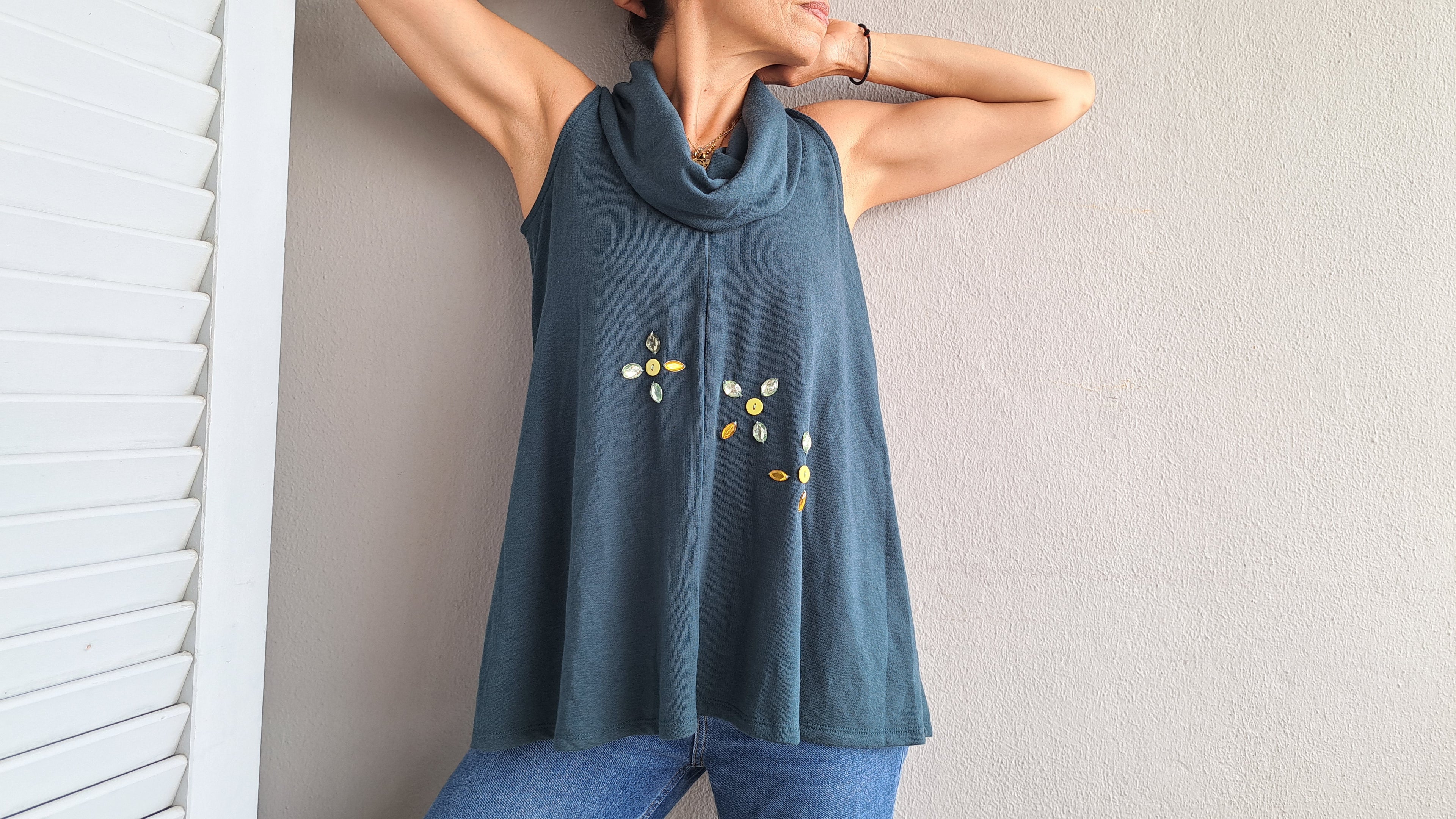 Αμάνικη μπλούζα με κεντητές λεπτομέρειες | kallαίσθησις