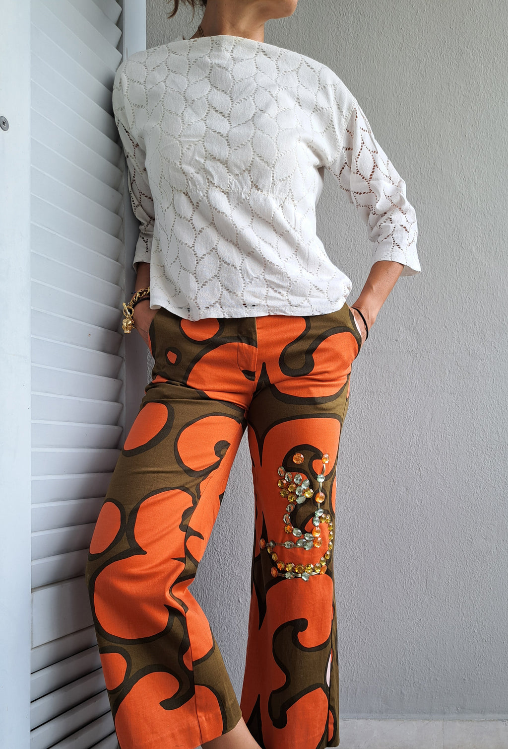Παντελόνι με πορτοκαλί–λαδί σχέδιο και διακοσμητικές πέτρες | kallαίσθησις