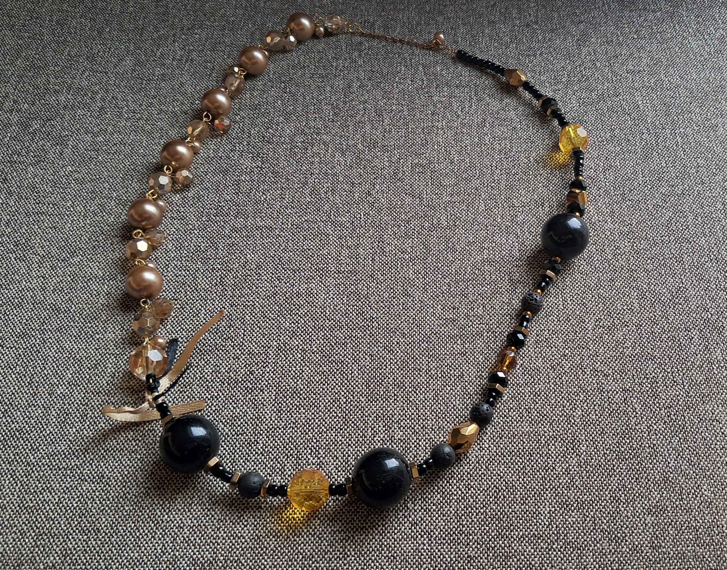 Κολιέ με μαύρες, χρυσές & περλέ χάντρες | kallαίσθησις